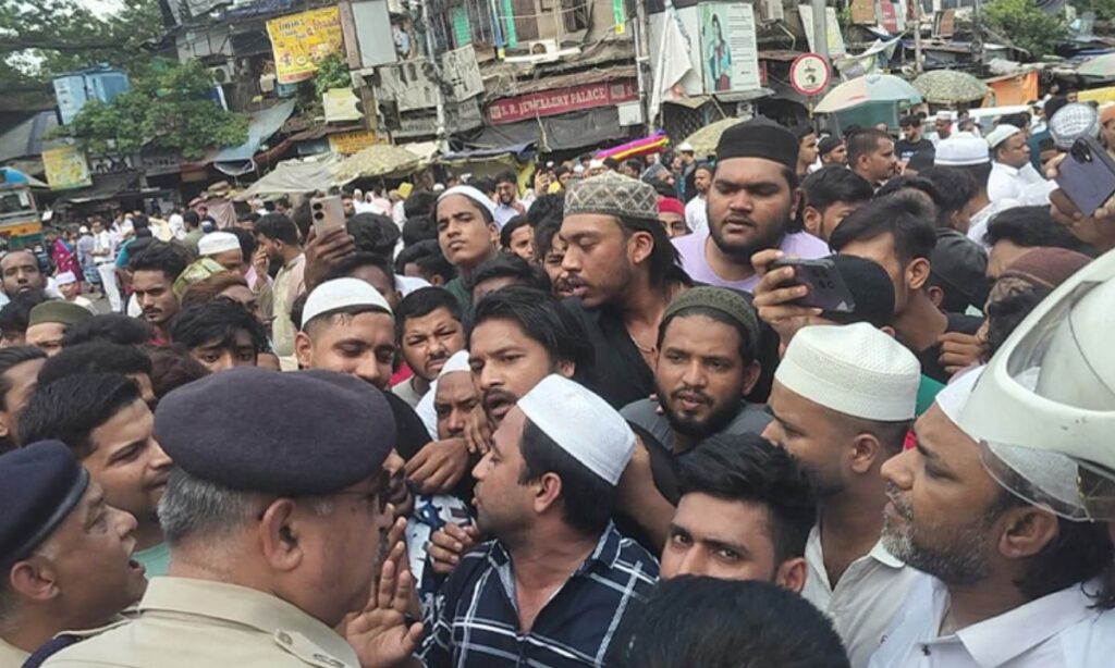 কলকাতায় জুমার নামাজে পুলিশের বাধা, ব্যাপক উত্তেজনা