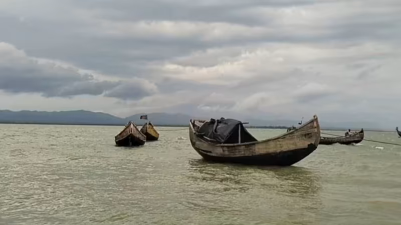 মিয়ানমারের অভ্যন্তরে গোলাগুলি, আতঙ্কে নাফ নদী ছাড়লেন জেলেরা