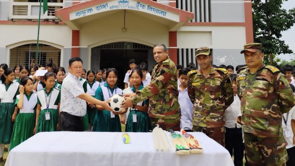 নানিয়ারচরে সেনাবাহিনীর উদ্যোগে শিক্ষার্থীদের মাঝে ক্রীড়া সামগ্রী বিতরণ