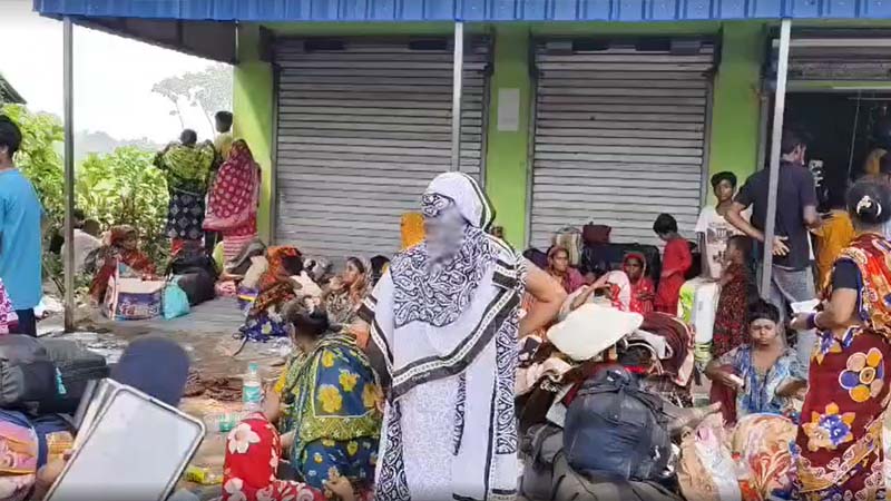 বাংলাদেশে ঢুকতে ভারতীয় সীমান্তে হঠাৎ শত শত মানুষের ভিড়