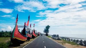 পাহাড়, সমুদ্র আর সবুজ প্রকৃতি দিয়ে সাজানো দেশের প্রধান বিনোদনকেন্দ্র কক্সবাজার। ঈদুল আজহার ছুটিতে যারা প্রকৃতির সান্নিধ্যে কিছুটা প্রশান্তি খুঁজছেন, তাদের জন্য কক্সবাজার হতে পারে মনের মতো আদর্শ গন্তব্য।
একটু অবসরে দূরে কোথাও ঘুরে বেড়ানোর কথা মনে হলেই চোখের সামনে ভেসে ওঠে নীল জলরাশি আর বালুকাময় সমুদ্রসৈকত।
কক্সবাজার সমুদ্রসৈকত ভালো লাগে না এমন মানুষ খুব কমই আছে। তাই কর্মব্যস্ত জীবনের ক্লান্তি দূর করতে মানুষ বরাবরই ছুটে আসেন পর্যটন নগরী কক্সবাজারে। তবে বেশির ভাগ পর্যটক শুধু সমুদ্রসৈকত ঘুরেই ফিরে যান। অথচ সৈকতের বাইরেও কক্সবাজারে রয়েছে অসংখ্য দর্শনীয় স্থান, যেগুলোর অনেকগুলোই এখনো অনেকের অজানা।
শাহপরীর দ্বীপ:
টেকনাফের সাবরাং ইউনিয়নে অবস্থিত শাহপরীর দ্বীপ। টেকনাফ শহর থেকে এর দূরত্ব প্রায় ১৫ কিলোমিটার। এখান থেকে সমুদ্রকে তিন ভাগে উপভোগ করা যায়। রয়েছে দীর্ঘ জেটি, যেখানে দাঁড়িয়ে খুব সহজেই উপভোগ করা যায় সমুদ্র আর চারপাশের অপরূপ দৃশ্য। এই দ্বীপ থেকে দেখা যায় মিয়ানমারের মংডু অঞ্চল, সেখানকার পাহাড় এবং সেন্টমার্টিন দ্বীপও। এখানে নতুন সংযোজন হয়েছে ৫ দশমিক ১৫ কিলোমিটার দৈর্ঘ্যের সড়ক। সেটি দেখতে পর্যটকদের ভিড় লেগেই থাকে।
যেভাবে যাওয়া যায়-
ঢাকা থেকে সরাসরি বাসযোগে টেকনাফ যাওয়া যায়। আবার ঢাকা থেকে কক্সবাজার এসে সেখান থেকে বাস, কার, চাঁদের গাড়ি (ট্যুরিস্ট জিপ) অথবা সিএনজি চালিত অটোরিকশায় শাহপরীর দ্বীপে যাওয়া যায়।
এছাড়া সাবরাং এলাকায় নির্মাণাধীন ‘সাবরাং ট্যুরিজম পার্ক’ দেখতে পর্যটকরা ছুটে যান। এটি বাস্তবায়িত হলে প্রতিদিন দেশি-বিদেশি প্রায় ৩৯ হাজার পর্যটক সেখানে সৌন্দর্য উপভোগ করতে পারবেন। বর্তমানে চলমান কাজ দেখতে পর্যটকদের ভিড় থাকে সাবরাং জিরো পয়েন্টে।
জাহাজপুরা গর্জন ফরেস্ট:
কক্সবাজার শহর থেকে মেরিন ড্রাইভ সড়ক ধরে ৫৫ কিলোমিটার দক্ষিণ-পূর্বে মাথা উঁচু করে দাঁড়িয়ে আছে শতবর্ষী গর্জন বৃক্ষ। এই বাগানে রয়েছে ৫ হাজার ৭৭২টিরও বেশি গর্জন গাছ। একেকটি গাছের উচ্চতা ৭০ থেকে ৮০ ফুট এবং বেড় ১০ থেকে ১২ ফুট। শতবর্ষী এসব গাছ আর সবুজ অরণ্যে গড়ে ওঠা পরিবেশ দেখতে প্রতিদিনই ভিড় করছেন পর্যটকরা।
যেভাবে যাওয়া যায়-
কক্সবাজার থেকে রিজার্ভ গাড়িতে ৪ হাজার টাকার মধ্যে জাহাজপুরা যাওয়া যায়। লোকাল পরিবহনে যেতে চাইলে কক্সবাজার থেকে শামলাপুর পর্যন্ত জনপ্রতি ১৫০-২০০ টাকা এবং শামলাপুর থেকে ২০-৩০ টাকা ভাড়ায় জাহাজপুরা গর্জন ফরেস্ট ঘুরে আসা যায়।
স্বপ্নতরী পার্ক:
কক্সবাজারের রামুতে অবস্থিত প্রায় পাঁচ হাজার বর্গফুটের স্বপ্নতরী পার্ক নতুন বিনোদন স্পট হিসেবে নজর কেড়েছে। প্রায় ৩ একর জায়গাজুড়ে গড়ে ওঠা পার্কটিতে দিন দিন বাড়ছে ভ্রমণপিপাসু মানুষের ভিড়।
রামু উপজেলা সদর থেকে ১০ কিলোমিটার উত্তরে কক্সবাজার-চট্টগ্রাম মহাসড়কের পূর্ব পাশে রশিদনগর গুচ্ছগ্রামসংলগ্ন পাহাড়চূড়ায় অবস্থিত পার্কটি। স্বপ্নতরী জাহাজকে ঘিরে নান্দনিকভাবে সাজানো হয়েছে পুরো এলাকা। শিশু থেকে শুরু করে সব বয়সী মানুষের জন্য রয়েছে ব্যতিক্রমধর্মী বিনোদনের ব্যবস্থা।
যেভাবে যাওয়া যায়-
কক্সবাজার শহর অথবা রামু স্টেশন থেকে সিএনজি চালিত অটোরিকশায় সাড়ে ৩০০-৩৫০ টাকার মধ্যে পার্কটিতে যাওয়া যায়।
নিভৃতে নিসর্গ পার্ক:
কক্সবাজারের চকরিয়া উপজেলায় পর্যটকদের নতুন আকর্ষণের নাম ‘নিভৃতে নিসর্গ পার্ক’। এটি চকরিয়ার সুরাজপুর-মানিকপুর ইউনিয়নে অবস্থিত। মাতামুহুরী নদী ও পাহাড়ঘেরা প্রাকৃতিক পরিবেশে প্রায় ১০০ একর জায়গাজুড়ে গড়ে উঠেছে এই পার্ক।
দেশের বিভিন্ন প্রান্ত থেকে প্রতিদিন পর্যটকরা ছুটে আসছেন এখানে। পাহাড়ের মাঝখানে মাটি কেটে তৈরি করা হয়েছে কয়েকটি লেক। সেখানে রয়েছে ছোট ছোট নৌকা ও কায়াকিংয়ের ব্যবস্থা। নীল জলের লেকে নৌকায় ভেসে দেখতে পাওয়া যায় সাদা পাথরের পাহাড়। শ্বেতপাথরে যাওয়ার জন্যও রাখা হয়েছে সারি সারি নৌকা।
যেভাবে যাওয়া যায়-
ঢাকা থেকে আসা পর্যটকরা কক্সবাজার শহরে না গিয়ে চকরিয়া বাসস্ট্যান্ডে নামতে পারেন। সেখান থেকে সিএনজি বা জীপ রিজার্ভ করে সরাসরি পার্কে যাওয়া যায়। এছাড়া লোকাল পথে মানিকপুর হয়ে ৫০ টাকা ভাড়ায়ও যাওয়া সম্ভব। চকরিয়ায় রাত্রিযাপনের জন্য রয়েছে আবাসিক হোটেলের ব্যবস্থা।
ডুলাহাজারা সাফারি পার্ক:
কক্সবাজারের চকরিয়া উপজেলায় প্রতিষ্ঠিত ডুলাহাজারা সাফারি পার্ক, ১৯৯৯ সালে প্রতিষ্ঠিত এই পার্কটি বাংলাদেশের প্রথম সাফারি পার্ক। এখানে পশুপাখি মুক্ত পরিবেশে বিচরণ করে। তাই প্রতিবছর হাজার হাজার পর্যটক ভিড় করেন এই পার্কে।
যেভাবে যাওয়া যায়-
কক্সবাজার থেকে সরাসরি সাফারি পার্কে যাওয়া যায়। জনপ্রতি ভাড়া প্রায় ৫০ টাকা। রিজার্ভ গাড়িতে গেলে খরচ হতে পারে ২০০০ থেকে ২৫০০ টাকা।
রামু বৌদ্ধ বিহার:
রামু বৌদ্ধ বিহার কক্সবাজার জেলার অন্যতম ঐতিহ্যবাহী ধর্মীয় স্থাপনা। পুরাকীর্তিসমৃদ্ধ রামুতে রয়েছে ৩৫টিরও বেশি বৌদ্ধ মন্দির ও জাদি। রামুর উত্তর মিঠাছড়ির পাহাড়চূড়ায় রয়েছে গৌতম বুদ্ধের ১০০ ফুট দীর্ঘ সিংহশয্যা মূর্তি। অদূরেই নতুনভাবে নির্মিত হয়েছে কেন্দ্রীয় সীমাবিহার। এছাড়া নজরকাড়া লালচিং ও সাদাচিং বৌদ্ধ বিহারও রয়েছে এখানে।
উল্লেখযোগ্য দর্শনীয় স্থানের মধ্যে রয়েছে উত্তর মিঠাছড়ি ১০০ ফুট বৌদ্ধ মূর্তি, রামু সীমা বিহার, লামারপাড়া বৌদ্ধ বিহার, রাংকূট বৌদ্ধ বিহার, শ্রী শ্রী রামকুট তীর্থধাম ও শ্রীকুল পুরাতন বৌদ্ধ বিহার। পাশাপাশি রামুর রাবার বাগানও পর্যটকদের বাড়তি আনন্দ দেয়।
যেভাবে যাওয়া যায়-
কক্সবাজার শহর থেকে সিএনজি চালিত অটোরিকশায় জনপ্রতি ৪০ টাকা ভাড়ায় রামু যাওয়া যায়। রিজার্ভ নিলে খরচ হবে ৪০০ থেকে ৫০০ টাকা। ৪-৫ ঘণ্টা সময় নিয়ে ঘুরলে বেশ কয়েকটি বৌদ্ধ বিহার দেখা সম্ভব।
আদিনাথ মন্দির:
মহেশখালীর গোরকঘাটার মৈনাক পাহাড়ের চূড়ায় অবস্থিত আদিনাথ মন্দির। সনাতন ধর্মাবলম্বীদের কাছে এটি অত্যন্ত গুরুত্বপূর্ণ একটি তীর্থস্থান। মহাদেবের নামানুসারে মন্দিরটির নামকরণ করা হয়েছে। মন্দির কমপ্লেক্সের ভেতরে রয়েছে রাখাইন বৌদ্ধ বিহার ও মসজিদও। এ কারণে অনেকে এটিকে অসাম্প্রদায়িক চেতনার প্রতীক হিসেবে আখ্যায়িত করেন। প্রতি বছর ফাল্গুন মাসে শিব চতুর্দশী উপলক্ষে এখানে ১০-১৫ দিনব্যাপী মেলা বসে।
যেভাবে যাওয়া যায়-
কক্সবাজার শহর থেকে অটোরিকশা বা সিএনজিতে কস্তুরাঘাট বা ৬ নম্বর জেটি ঘাটে যেতে হবে। সেখান থেকে জনপ্রতি ১০০ টাকা ভাড়ায় স্পিডবোটে মহেশখালী যাওয়া যায়। রিজার্ভ নিলে খরচ প্রায় ১০০০ টাকা।
সোনাদিয়া দ্বীপ:
কক্সবাজারের অন্যতম আকর্ষণীয় স্থান সোনাদিয়া দ্বীপ। ম্যানগ্রোভ বন ও উপকূলীয় সৌন্দর্যের অপূর্ব সমন্বয়ে গড়ে ওঠা এই দ্বীপটি মহেশখালী উপজেলার অন্তর্গত। তিনদিকে নীল সাগর, লাল কাঁকড়া, কেয়াবন আর অতিথি পাখির সমাহারে সোনাদিয়া দ্বীপ যেন প্রকৃতির এক অনন্য সৃষ্টি। সূর্যাস্ত উপভোগ ও চাঁদনি রাতে ক্যাম্পিংয়ের জন্য এটি অত্যন্ত জনপ্রিয়। শীত মৌসুমে হাজার হাজার জেলে এখানে মাছ শুকিয়ে শুটকি তৈরি করেন। ফলে এটি দেশের অন্যতম শুটকি উৎপাদন কেন্দ্র হিসেবেও পরিচিত।
যেভাবে যাওয়া যায়-
কক্সবাজার কস্তুরাঘাট থেকে স্পিডবোট বা ইঞ্জিনচালিত নৌকায় সোনাদিয়া যাওয়া যায়। স্পিডবোট রিজার্ভে ভাড়া পড়ে ২৫০০ থেকে ৩০০০ টাকা। মহেশখালী হয়ে যেতে চাইলে প্রথমে জনপ্রতি ৭৫ টাকা ভাড়ায় মহেশখালী যেতে হবে। এরপর গোরকঘাটা হয়ে ঘটিভাঙ্গা পৌঁছে ইঞ্জিনচালিত নৌকায় সোনাদিয়া চ্যানেল পার হতে হয়।
মেরিন ড্রাইভ:
কক্সবাজার-টেকনাফ মেরিন ড্রাইভ দেশের অন্যতম দৃষ্টিনন্দন সড়ক। ৮০ কিলোমিটার দীর্ঘ এই সড়ক বঙ্গোপসাগরের পাশ দিয়ে কলাতলী সৈকত থেকে টেকনাফ পর্যন্ত বিস্তৃত। ২০১৭ সালের ৬ মে প্রধানমন্ত্রী শেখ হাসিনা এটি উদ্বোধন করেন। সড়কের এক পাশে বিশাল সমুদ্র, অন্য পাশে সবুজ পাহাড়। এই অনন্য সৌন্দর্যের কারণে পর্যটকদের অন্যতম আকর্ষণ এখন মেরিন ড্রাইভ।
যেভাবে যাওয়া যায়-
যেকোনো যানবাহনে ৮-১০ ঘণ্টার মধ্যে পুরো মেরিন ড্রাইভ ঘুরে দেখা যায়। রিজার্ভ গাড়িতে ঘুরতে খরচ হতে পারে প্রায় ৬ হাজার টাকা। লোকাল পরিবহনে কক্সবাজার থেকে সাবরাং যেতে জনপ্রতি প্রায় ৩০০-৩৫০ টাকা লাগতে পারে।
টেকনাফ জেটি:
টেকনাফ শহরের পূর্ব পাশে নাফ নদীর তীরে অবস্থিত টেকনাফ জেটি। এখান থেকে খুব কাছ থেকে দেখা যায় মিয়ানমার। এমনকি সেখানকার পাহাড়-পর্বত ও মানুষের চলাচলও চোখে পড়ে। টেকনাফ ভ্রমণে গেলে পর্যটকরা সাধারণত এই জেটিতেও ঘুরে আসেন।
মাথিনের কূপ:
টেকনাফ থানা চত্বরে নাফ নদীর কোল ঘেঁষে অবস্থিত ঐতিহাসিক মাথিনের কূপ। আঠারো শতকের শেষ দিকে পানির সংকট মেটাতে এখানে তৈরি করা হয়েছিল সুপেয় পানির কূপ। এই কূপকে ঘিরেই গড়ে ওঠে পুলিশ কর্মকর্তা ধীরাজ ভট্টাচার্য ও রাখাইন তরুণী মাথিনের প্রেমকাহিনি। ধীরাজ কলকাতায় ফিরে যাওয়ার পর দীর্ঘ প্রতীক্ষা, অনাহার ও অনিদ্রায় মৃত্যুবরণ করেন মাথিন। সেই প্রেমের স্মৃতিচিহ্ন হিসেবেই সংরক্ষণ করা হয়েছে মাথিনের কূপ। বর্তমানে এখানে রয়েছে ধীরাজের ভাস্কর্য ও প্রেমকাহিনির দেয়ালিকা, যা দেখতে পর্যটকদের ভিড় জমে।
যেভাবে যাওয়া যায়-
কক্সবাজার থেকে টেকনাফ শহরের থানার সামনে গেলেই মাথিনের কূপ দেখা যাবে। বিভিন্ন যানবাহনে জনপ্রতি ভাড়া ২০০ থেকে ২৫০ টাকা। রিজার্ভ গাড়িতে গেলে খরচ হবে ২৫০০ থেকে ৩০০০ টাকা।
টেকনাফ ন্যাচার পার্ক:
টেকনাফ উপজেলার হ্নীলা ইউনিয়নের দমদমিয়া এলাকায় অবস্থিত ‘টেকনাফ ন্যাচার পার্ক’। টেকনাফ শহর থেকে ৯ কিলোমিটার উত্তরে অবস্থিত এই শতবর্ষী পার্কে রয়েছে সবুজ পাহাড়ি পরিবেশের অপার সৌন্দর্য।
প্রতি বছর হাজার হাজার পর্যটক এখানে ভিড় করেন।
যেভাবে যাওয়া যায়-
টেকনাফ শহর থেকে সিএনজি চালিত অটোরিকশায় ২৫০ টাকার মধ্যে ন্যাচার পার্কে যাওয়া যায়।
কক্সবাজারের সমুদ্রসৈকত দেশের প্রধান পর্যটনকেন্দ্র। তবে বালুকাময় সৈকতের পাশাপাশি বন-উপবন, খাল-নদী, ঝিরি-ঝর্ণা, বন্যপ্রাণী, পাখ-পাখালি ও সামুদ্রিক জীববৈচিত্র্যে ভরপুর এই জেলাকে ঘিরে তৈরি হয়েছে নতুন সম্ভাবনা। নৈসর্গিক সৌন্দর্যে ভরপুর এসব পর্যটনকেন্দ্র ঘিরে ঈদের ছুটিতে পর্যটকদের পদচারণায় মুখর হয়ে উঠতে পারে পুরো কক্সবাজার।