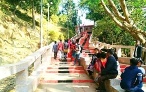 পাহাড়, সমুদ্র আর সবুজ প্রকৃতি দিয়ে সাজানো দেশের প্রধান বিনোদনকেন্দ্র কক্সবাজার। ঈদুল আজহার ছুটিতে যারা প্রকৃতির সান্নিধ্যে কিছুটা প্রশান্তি খুঁজছেন, তাদের জন্য কক্সবাজার হতে পারে মনের মতো আদর্শ গন্তব্য।
একটু অবসরে দূরে কোথাও ঘুরে বেড়ানোর কথা মনে হলেই চোখের সামনে ভেসে ওঠে নীল জলরাশি আর বালুকাময় সমুদ্রসৈকত।
কক্সবাজার সমুদ্রসৈকত ভালো লাগে না এমন মানুষ খুব কমই আছে। তাই কর্মব্যস্ত জীবনের ক্লান্তি দূর করতে মানুষ বরাবরই ছুটে আসেন পর্যটন নগরী কক্সবাজারে। তবে বেশির ভাগ পর্যটক শুধু সমুদ্রসৈকত ঘুরেই ফিরে যান। অথচ সৈকতের বাইরেও কক্সবাজারে রয়েছে অসংখ্য দর্শনীয় স্থান, যেগুলোর অনেকগুলোই এখনো অনেকের অজানা।
শাহপরীর দ্বীপ:
টেকনাফের সাবরাং ইউনিয়নে অবস্থিত শাহপরীর দ্বীপ। টেকনাফ শহর থেকে এর দূরত্ব প্রায় ১৫ কিলোমিটার। এখান থেকে সমুদ্রকে তিন ভাগে উপভোগ করা যায়। রয়েছে দীর্ঘ জেটি, যেখানে দাঁড়িয়ে খুব সহজেই উপভোগ করা যায় সমুদ্র আর চারপাশের অপরূপ দৃশ্য। এই দ্বীপ থেকে দেখা যায় মিয়ানমারের মংডু অঞ্চল, সেখানকার পাহাড় এবং সেন্টমার্টিন দ্বীপও। এখানে নতুন সংযোজন হয়েছে ৫ দশমিক ১৫ কিলোমিটার দৈর্ঘ্যের সড়ক। সেটি দেখতে পর্যটকদের ভিড় লেগেই থাকে।
যেভাবে যাওয়া যায়-
ঢাকা থেকে সরাসরি বাসযোগে টেকনাফ যাওয়া যায়। আবার ঢাকা থেকে কক্সবাজার এসে সেখান থেকে বাস, কার, চাঁদের গাড়ি (ট্যুরিস্ট জিপ) অথবা সিএনজি চালিত অটোরিকশায় শাহপরীর দ্বীপে যাওয়া যায়।
এছাড়া সাবরাং এলাকায় নির্মাণাধীন ‘সাবরাং ট্যুরিজম পার্ক’ দেখতে পর্যটকরা ছুটে যান। এটি বাস্তবায়িত হলে প্রতিদিন দেশি-বিদেশি প্রায় ৩৯ হাজার পর্যটক সেখানে সৌন্দর্য উপভোগ করতে পারবেন। বর্তমানে চলমান কাজ দেখতে পর্যটকদের ভিড় থাকে সাবরাং জিরো পয়েন্টে।
জাহাজপুরা গর্জন ফরেস্ট:
কক্সবাজার শহর থেকে মেরিন ড্রাইভ সড়ক ধরে ৫৫ কিলোমিটার দক্ষিণ-পূর্বে মাথা উঁচু করে দাঁড়িয়ে আছে শতবর্ষী গর্জন বৃক্ষ। এই বাগানে রয়েছে ৫ হাজার ৭৭২টিরও বেশি গর্জন গাছ। একেকটি গাছের উচ্চতা ৭০ থেকে ৮০ ফুট এবং বেড় ১০ থেকে ১২ ফুট। শতবর্ষী এসব গাছ আর সবুজ অরণ্যে গড়ে ওঠা পরিবেশ দেখতে প্রতিদিনই ভিড় করছেন পর্যটকরা।
যেভাবে যাওয়া যায়-
কক্সবাজার থেকে রিজার্ভ গাড়িতে ৪ হাজার টাকার মধ্যে জাহাজপুরা যাওয়া যায়। লোকাল পরিবহনে যেতে চাইলে কক্সবাজার থেকে শামলাপুর পর্যন্ত জনপ্রতি ১৫০-২০০ টাকা এবং শামলাপুর থেকে ২০-৩০ টাকা ভাড়ায় জাহাজপুরা গর্জন ফরেস্ট ঘুরে আসা যায়।
স্বপ্নতরী পার্ক:
কক্সবাজারের রামুতে অবস্থিত প্রায় পাঁচ হাজার বর্গফুটের স্বপ্নতরী পার্ক নতুন বিনোদন স্পট হিসেবে নজর কেড়েছে। প্রায় ৩ একর জায়গাজুড়ে গড়ে ওঠা পার্কটিতে দিন দিন বাড়ছে ভ্রমণপিপাসু মানুষের ভিড়।
রামু উপজেলা সদর থেকে ১০ কিলোমিটার উত্তরে কক্সবাজার-চট্টগ্রাম মহাসড়কের পূর্ব পাশে রশিদনগর গুচ্ছগ্রামসংলগ্ন পাহাড়চূড়ায় অবস্থিত পার্কটি। স্বপ্নতরী জাহাজকে ঘিরে নান্দনিকভাবে সাজানো হয়েছে পুরো এলাকা। শিশু থেকে শুরু করে সব বয়সী মানুষের জন্য রয়েছে ব্যতিক্রমধর্মী বিনোদনের ব্যবস্থা।
যেভাবে যাওয়া যায়-
কক্সবাজার শহর অথবা রামু স্টেশন থেকে সিএনজি চালিত অটোরিকশায় সাড়ে ৩০০-৩৫০ টাকার মধ্যে পার্কটিতে যাওয়া যায়।
নিভৃতে নিসর্গ পার্ক:
কক্সবাজারের চকরিয়া উপজেলায় পর্যটকদের নতুন আকর্ষণের নাম ‘নিভৃতে নিসর্গ পার্ক’। এটি চকরিয়ার সুরাজপুর-মানিকপুর ইউনিয়নে অবস্থিত। মাতামুহুরী নদী ও পাহাড়ঘেরা প্রাকৃতিক পরিবেশে প্রায় ১০০ একর জায়গাজুড়ে গড়ে উঠেছে এই পার্ক।
দেশের বিভিন্ন প্রান্ত থেকে প্রতিদিন পর্যটকরা ছুটে আসছেন এখানে। পাহাড়ের মাঝখানে মাটি কেটে তৈরি করা হয়েছে কয়েকটি লেক। সেখানে রয়েছে ছোট ছোট নৌকা ও কায়াকিংয়ের ব্যবস্থা। নীল জলের লেকে নৌকায় ভেসে দেখতে পাওয়া যায় সাদা পাথরের পাহাড়। শ্বেতপাথরে যাওয়ার জন্যও রাখা হয়েছে সারি সারি নৌকা।
যেভাবে যাওয়া যায়-
ঢাকা থেকে আসা পর্যটকরা কক্সবাজার শহরে না গিয়ে চকরিয়া বাসস্ট্যান্ডে নামতে পারেন। সেখান থেকে সিএনজি বা জীপ রিজার্ভ করে সরাসরি পার্কে যাওয়া যায়। এছাড়া লোকাল পথে মানিকপুর হয়ে ৫০ টাকা ভাড়ায়ও যাওয়া সম্ভব। চকরিয়ায় রাত্রিযাপনের জন্য রয়েছে আবাসিক হোটেলের ব্যবস্থা।
ডুলাহাজারা সাফারি পার্ক:
কক্সবাজারের চকরিয়া উপজেলায় প্রতিষ্ঠিত ডুলাহাজারা সাফারি পার্ক, ১৯৯৯ সালে প্রতিষ্ঠিত এই পার্কটি বাংলাদেশের প্রথম সাফারি পার্ক। এখানে পশুপাখি মুক্ত পরিবেশে বিচরণ করে। তাই প্রতিবছর হাজার হাজার পর্যটক ভিড় করেন এই পার্কে।
যেভাবে যাওয়া যায়-
কক্সবাজার থেকে সরাসরি সাফারি পার্কে যাওয়া যায়। জনপ্রতি ভাড়া প্রায় ৫০ টাকা। রিজার্ভ গাড়িতে গেলে খরচ হতে পারে ২০০০ থেকে ২৫০০ টাকা।
রামু বৌদ্ধ বিহার:
রামু বৌদ্ধ বিহার কক্সবাজার জেলার অন্যতম ঐতিহ্যবাহী ধর্মীয় স্থাপনা। পুরাকীর্তিসমৃদ্ধ রামুতে রয়েছে ৩৫টিরও বেশি বৌদ্ধ মন্দির ও জাদি। রামুর উত্তর মিঠাছড়ির পাহাড়চূড়ায় রয়েছে গৌতম বুদ্ধের ১০০ ফুট দীর্ঘ সিংহশয্যা মূর্তি। অদূরেই নতুনভাবে নির্মিত হয়েছে কেন্দ্রীয় সীমাবিহার। এছাড়া নজরকাড়া লালচিং ও সাদাচিং বৌদ্ধ বিহারও রয়েছে এখানে।
উল্লেখযোগ্য দর্শনীয় স্থানের মধ্যে রয়েছে উত্তর মিঠাছড়ি ১০০ ফুট বৌদ্ধ মূর্তি, রামু সীমা বিহার, লামারপাড়া বৌদ্ধ বিহার, রাংকূট বৌদ্ধ বিহার, শ্রী শ্রী রামকুট তীর্থধাম ও শ্রীকুল পুরাতন বৌদ্ধ বিহার। পাশাপাশি রামুর রাবার বাগানও পর্যটকদের বাড়তি আনন্দ দেয়।
যেভাবে যাওয়া যায়-
কক্সবাজার শহর থেকে সিএনজি চালিত অটোরিকশায় জনপ্রতি ৪০ টাকা ভাড়ায় রামু যাওয়া যায়। রিজার্ভ নিলে খরচ হবে ৪০০ থেকে ৫০০ টাকা। ৪-৫ ঘণ্টা সময় নিয়ে ঘুরলে বেশ কয়েকটি বৌদ্ধ বিহার দেখা সম্ভব।
আদিনাথ মন্দির:
মহেশখালীর গোরকঘাটার মৈনাক পাহাড়ের চূড়ায় অবস্থিত আদিনাথ মন্দির। সনাতন ধর্মাবলম্বীদের কাছে এটি অত্যন্ত গুরুত্বপূর্ণ একটি তীর্থস্থান। মহাদেবের নামানুসারে মন্দিরটির নামকরণ করা হয়েছে। মন্দির কমপ্লেক্সের ভেতরে রয়েছে রাখাইন বৌদ্ধ বিহার ও মসজিদও। এ কারণে অনেকে এটিকে অসাম্প্রদায়িক চেতনার প্রতীক হিসেবে আখ্যায়িত করেন। প্রতি বছর ফাল্গুন মাসে শিব চতুর্দশী উপলক্ষে এখানে ১০-১৫ দিনব্যাপী মেলা বসে।
যেভাবে যাওয়া যায়-
কক্সবাজার শহর থেকে অটোরিকশা বা সিএনজিতে কস্তুরাঘাট বা ৬ নম্বর জেটি ঘাটে যেতে হবে। সেখান থেকে জনপ্রতি ১০০ টাকা ভাড়ায় স্পিডবোটে মহেশখালী যাওয়া যায়। রিজার্ভ নিলে খরচ প্রায় ১০০০ টাকা।
সোনাদিয়া দ্বীপ:
কক্সবাজারের অন্যতম আকর্ষণীয় স্থান সোনাদিয়া দ্বীপ। ম্যানগ্রোভ বন ও উপকূলীয় সৌন্দর্যের অপূর্ব সমন্বয়ে গড়ে ওঠা এই দ্বীপটি মহেশখালী উপজেলার অন্তর্গত। তিনদিকে নীল সাগর, লাল কাঁকড়া, কেয়াবন আর অতিথি পাখির সমাহারে সোনাদিয়া দ্বীপ যেন প্রকৃতির এক অনন্য সৃষ্টি। সূর্যাস্ত উপভোগ ও চাঁদনি রাতে ক্যাম্পিংয়ের জন্য এটি অত্যন্ত জনপ্রিয়। শীত মৌসুমে হাজার হাজার জেলে এখানে মাছ শুকিয়ে শুটকি তৈরি করেন। ফলে এটি দেশের অন্যতম শুটকি উৎপাদন কেন্দ্র হিসেবেও পরিচিত।
যেভাবে যাওয়া যায়-
কক্সবাজার কস্তুরাঘাট থেকে স্পিডবোট বা ইঞ্জিনচালিত নৌকায় সোনাদিয়া যাওয়া যায়। স্পিডবোট রিজার্ভে ভাড়া পড়ে ২৫০০ থেকে ৩০০০ টাকা। মহেশখালী হয়ে যেতে চাইলে প্রথমে জনপ্রতি ৭৫ টাকা ভাড়ায় মহেশখালী যেতে হবে। এরপর গোরকঘাটা হয়ে ঘটিভাঙ্গা পৌঁছে ইঞ্জিনচালিত নৌকায় সোনাদিয়া চ্যানেল পার হতে হয়।
মেরিন ড্রাইভ:
কক্সবাজার-টেকনাফ মেরিন ড্রাইভ দেশের অন্যতম দৃষ্টিনন্দন সড়ক। ৮০ কিলোমিটার দীর্ঘ এই সড়ক বঙ্গোপসাগরের পাশ দিয়ে কলাতলী সৈকত থেকে টেকনাফ পর্যন্ত বিস্তৃত। ২০১৭ সালের ৬ মে প্রধানমন্ত্রী শেখ হাসিনা এটি উদ্বোধন করেন। সড়কের এক পাশে বিশাল সমুদ্র, অন্য পাশে সবুজ পাহাড়। এই অনন্য সৌন্দর্যের কারণে পর্যটকদের অন্যতম আকর্ষণ এখন মেরিন ড্রাইভ।
যেভাবে যাওয়া যায়-
যেকোনো যানবাহনে ৮-১০ ঘণ্টার মধ্যে পুরো মেরিন ড্রাইভ ঘুরে দেখা যায়। রিজার্ভ গাড়িতে ঘুরতে খরচ হতে পারে প্রায় ৬ হাজার টাকা। লোকাল পরিবহনে কক্সবাজার থেকে সাবরাং যেতে জনপ্রতি প্রায় ৩০০-৩৫০ টাকা লাগতে পারে।
টেকনাফ জেটি:
টেকনাফ শহরের পূর্ব পাশে নাফ নদীর তীরে অবস্থিত টেকনাফ জেটি। এখান থেকে খুব কাছ থেকে দেখা যায় মিয়ানমার। এমনকি সেখানকার পাহাড়-পর্বত ও মানুষের চলাচলও চোখে পড়ে। টেকনাফ ভ্রমণে গেলে পর্যটকরা সাধারণত এই জেটিতেও ঘুরে আসেন।
মাথিনের কূপ:
টেকনাফ থানা চত্বরে নাফ নদীর কোল ঘেঁষে অবস্থিত ঐতিহাসিক মাথিনের কূপ। আঠারো শতকের শেষ দিকে পানির সংকট মেটাতে এখানে তৈরি করা হয়েছিল সুপেয় পানির কূপ। এই কূপকে ঘিরেই গড়ে ওঠে পুলিশ কর্মকর্তা ধীরাজ ভট্টাচার্য ও রাখাইন তরুণী মাথিনের প্রেমকাহিনি। ধীরাজ কলকাতায় ফিরে যাওয়ার পর দীর্ঘ প্রতীক্ষা, অনাহার ও অনিদ্রায় মৃত্যুবরণ করেন মাথিন। সেই প্রেমের স্মৃতিচিহ্ন হিসেবেই সংরক্ষণ করা হয়েছে মাথিনের কূপ। বর্তমানে এখানে রয়েছে ধীরাজের ভাস্কর্য ও প্রেমকাহিনির দেয়ালিকা, যা দেখতে পর্যটকদের ভিড় জমে।
যেভাবে যাওয়া যায়-
কক্সবাজার থেকে টেকনাফ শহরের থানার সামনে গেলেই মাথিনের কূপ দেখা যাবে। বিভিন্ন যানবাহনে জনপ্রতি ভাড়া ২০০ থেকে ২৫০ টাকা। রিজার্ভ গাড়িতে গেলে খরচ হবে ২৫০০ থেকে ৩০০০ টাকা।
টেকনাফ ন্যাচার পার্ক:
টেকনাফ উপজেলার হ্নীলা ইউনিয়নের দমদমিয়া এলাকায় অবস্থিত ‘টেকনাফ ন্যাচার পার্ক’। টেকনাফ শহর থেকে ৯ কিলোমিটার উত্তরে অবস্থিত এই শতবর্ষী পার্কে রয়েছে সবুজ পাহাড়ি পরিবেশের অপার সৌন্দর্য।
প্রতি বছর হাজার হাজার পর্যটক এখানে ভিড় করেন।
যেভাবে যাওয়া যায়-
টেকনাফ শহর থেকে সিএনজি চালিত অটোরিকশায় ২৫০ টাকার মধ্যে ন্যাচার পার্কে যাওয়া যায়।
কক্সবাজারের সমুদ্রসৈকত দেশের প্রধান পর্যটনকেন্দ্র। তবে বালুকাময় সৈকতের পাশাপাশি বন-উপবন, খাল-নদী, ঝিরি-ঝর্ণা, বন্যপ্রাণী, পাখ-পাখালি ও সামুদ্রিক জীববৈচিত্র্যে ভরপুর এই জেলাকে ঘিরে তৈরি হয়েছে নতুন সম্ভাবনা। নৈসর্গিক সৌন্দর্যে ভরপুর এসব পর্যটনকেন্দ্র ঘিরে ঈদের ছুটিতে পর্যটকদের পদচারণায় মুখর হয়ে উঠতে পারে পুরো কক্সবাজার।