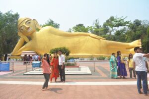 পাহাড়, সমুদ্র আর সবুজ প্রকৃতি দিয়ে সাজানো দেশের প্রধান বিনোদনকেন্দ্র কক্সবাজার। ঈদুল আজহার ছুটিতে যারা প্রকৃতির সান্নিধ্যে কিছুটা প্রশান্তি খুঁজছেন, তাদের জন্য কক্সবাজার হতে পারে মনের মতো আদর্শ গন্তব্য।
একটু অবসরে দূরে কোথাও ঘুরে বেড়ানোর কথা মনে হলেই চোখের সামনে ভেসে ওঠে নীল জলরাশি আর বালুকাময় সমুদ্রসৈকত।
কক্সবাজার সমুদ্রসৈকত ভালো লাগে না এমন মানুষ খুব কমই আছে। তাই কর্মব্যস্ত জীবনের ক্লান্তি দূর করতে মানুষ বরাবরই ছুটে আসেন পর্যটন নগরী কক্সবাজারে। তবে বেশির ভাগ পর্যটক শুধু সমুদ্রসৈকত ঘুরেই ফিরে যান। অথচ সৈকতের বাইরেও কক্সবাজারে রয়েছে অসংখ্য দর্শনীয় স্থান, যেগুলোর অনেকগুলোই এখনো অনেকের অজানা।
শাহপরীর দ্বীপ:
টেকনাফের সাবরাং ইউনিয়নে অবস্থিত শাহপরীর দ্বীপ। টেকনাফ শহর থেকে এর দূরত্ব প্রায় ১৫ কিলোমিটার। এখান থেকে সমুদ্রকে তিন ভাগে উপভোগ করা যায়। রয়েছে দীর্ঘ জেটি, যেখানে দাঁড়িয়ে খুব সহজেই উপভোগ করা যায় সমুদ্র আর চারপাশের অপরূপ দৃশ্য। এই দ্বীপ থেকে দেখা যায় মিয়ানমারের মংডু অঞ্চল, সেখানকার পাহাড় এবং সেন্টমার্টিন দ্বীপও। এখানে নতুন সংযোজন হয়েছে ৫ দশমিক ১৫ কিলোমিটার দৈর্ঘ্যের সড়ক। সেটি দেখতে পর্যটকদের ভিড় লেগেই থাকে।
যেভাবে যাওয়া যায়-
ঢাকা থেকে সরাসরি বাসযোগে টেকনাফ যাওয়া যায়। আবার ঢাকা থেকে কক্সবাজার এসে সেখান থেকে বাস, কার, চাঁদের গাড়ি (ট্যুরিস্ট জিপ) অথবা সিএনজি চালিত অটোরিকশায় শাহপরীর দ্বীপে যাওয়া যায়।
এছাড়া সাবরাং এলাকায় নির্মাণাধীন ‘সাবরাং ট্যুরিজম পার্ক’ দেখতে পর্যটকরা ছুটে যান। এটি বাস্তবায়িত হলে প্রতিদিন দেশি-বিদেশি প্রায় ৩৯ হাজার পর্যটক সেখানে সৌন্দর্য উপভোগ করতে পারবেন। বর্তমানে চলমান কাজ দেখতে পর্যটকদের ভিড় থাকে সাবরাং জিরো পয়েন্টে।
জাহাজপুরা গর্জন ফরেস্ট:
কক্সবাজার শহর থেকে মেরিন ড্রাইভ সড়ক ধরে ৫৫ কিলোমিটার দক্ষিণ-পূর্বে মাথা উঁচু করে দাঁড়িয়ে আছে শতবর্ষী গর্জন বৃক্ষ। এই বাগানে রয়েছে ৫ হাজার ৭৭২টিরও বেশি গর্জন গাছ। একেকটি গাছের উচ্চতা ৭০ থেকে ৮০ ফুট এবং বেড় ১০ থেকে ১২ ফুট। শতবর্ষী এসব গাছ আর সবুজ অরণ্যে গড়ে ওঠা পরিবেশ দেখতে প্রতিদিনই ভিড় করছেন পর্যটকরা।
যেভাবে যাওয়া যায়-
কক্সবাজার থেকে রিজার্ভ গাড়িতে ৪ হাজার টাকার মধ্যে জাহাজপুরা যাওয়া যায়। লোকাল পরিবহনে যেতে চাইলে কক্সবাজার থেকে শামলাপুর পর্যন্ত জনপ্রতি ১৫০-২০০ টাকা এবং শামলাপুর থেকে ২০-৩০ টাকা ভাড়ায় জাহাজপুরা গর্জন ফরেস্ট ঘুরে আসা যায়।
স্বপ্নতরী পার্ক:
কক্সবাজারের রামুতে অবস্থিত প্রায় পাঁচ হাজার বর্গফুটের স্বপ্নতরী পার্ক নতুন বিনোদন স্পট হিসেবে নজর কেড়েছে। প্রায় ৩ একর জায়গাজুড়ে গড়ে ওঠা পার্কটিতে দিন দিন বাড়ছে ভ্রমণপিপাসু মানুষের ভিড়।
রামু উপজেলা সদর থেকে ১০ কিলোমিটার উত্তরে কক্সবাজার-চট্টগ্রাম মহাসড়কের পূর্ব পাশে রশিদনগর গুচ্ছগ্রামসংলগ্ন পাহাড়চূড়ায় অবস্থিত পার্কটি। স্বপ্নতরী জাহাজকে ঘিরে নান্দনিকভাবে সাজানো হয়েছে পুরো এলাকা। শিশু থেকে শুরু করে সব বয়সী মানুষের জন্য রয়েছে ব্যতিক্রমধর্মী বিনোদনের ব্যবস্থা।
যেভাবে যাওয়া যায়-
কক্সবাজার শহর অথবা রামু স্টেশন থেকে সিএনজি চালিত অটোরিকশায় সাড়ে ৩০০-৩৫০ টাকার মধ্যে পার্কটিতে যাওয়া যায়।
নিভৃতে নিসর্গ পার্ক:
কক্সবাজারের চকরিয়া উপজেলায় পর্যটকদের নতুন আকর্ষণের নাম ‘নিভৃতে নিসর্গ পার্ক’। এটি চকরিয়ার সুরাজপুর-মানিকপুর ইউনিয়নে অবস্থিত। মাতামুহুরী নদী ও পাহাড়ঘেরা প্রাকৃতিক পরিবেশে প্রায় ১০০ একর জায়গাজুড়ে গড়ে উঠেছে এই পার্ক।
দেশের বিভিন্ন প্রান্ত থেকে প্রতিদিন পর্যটকরা ছুটে আসছেন এখানে। পাহাড়ের মাঝখানে মাটি কেটে তৈরি করা হয়েছে কয়েকটি লেক। সেখানে রয়েছে ছোট ছোট নৌকা ও কায়াকিংয়ের ব্যবস্থা। নীল জলের লেকে নৌকায় ভেসে দেখতে পাওয়া যায় সাদা পাথরের পাহাড়। শ্বেতপাথরে যাওয়ার জন্যও রাখা হয়েছে সারি সারি নৌকা।
যেভাবে যাওয়া যায়-
ঢাকা থেকে আসা পর্যটকরা কক্সবাজার শহরে না গিয়ে চকরিয়া বাসস্ট্যান্ডে নামতে পারেন। সেখান থেকে সিএনজি বা জীপ রিজার্ভ করে সরাসরি পার্কে যাওয়া যায়। এছাড়া লোকাল পথে মানিকপুর হয়ে ৫০ টাকা ভাড়ায়ও যাওয়া সম্ভব। চকরিয়ায় রাত্রিযাপনের জন্য রয়েছে আবাসিক হোটেলের ব্যবস্থা।
ডুলাহাজারা সাফারি পার্ক:
কক্সবাজারের চকরিয়া উপজেলায় প্রতিষ্ঠিত ডুলাহাজারা সাফারি পার্ক, ১৯৯৯ সালে প্রতিষ্ঠিত এই পার্কটি বাংলাদেশের প্রথম সাফারি পার্ক। এখানে পশুপাখি মুক্ত পরিবেশে বিচরণ করে। তাই প্রতিবছর হাজার হাজার পর্যটক ভিড় করেন এই পার্কে।
যেভাবে যাওয়া যায়-
কক্সবাজার থেকে সরাসরি সাফারি পার্কে যাওয়া যায়। জনপ্রতি ভাড়া প্রায় ৫০ টাকা। রিজার্ভ গাড়িতে গেলে খরচ হতে পারে ২০০০ থেকে ২৫০০ টাকা।
রামু বৌদ্ধ বিহার:
রামু বৌদ্ধ বিহার কক্সবাজার জেলার অন্যতম ঐতিহ্যবাহী ধর্মীয় স্থাপনা। পুরাকীর্তিসমৃদ্ধ রামুতে রয়েছে ৩৫টিরও বেশি বৌদ্ধ মন্দির ও জাদি। রামুর উত্তর মিঠাছড়ির পাহাড়চূড়ায় রয়েছে গৌতম বুদ্ধের ১০০ ফুট দীর্ঘ সিংহশয্যা মূর্তি। অদূরেই নতুনভাবে নির্মিত হয়েছে কেন্দ্রীয় সীমাবিহার। এছাড়া নজরকাড়া লালচিং ও সাদাচিং বৌদ্ধ বিহারও রয়েছে এখানে।
উল্লেখযোগ্য দর্শনীয় স্থানের মধ্যে রয়েছে উত্তর মিঠাছড়ি ১০০ ফুট বৌদ্ধ মূর্তি, রামু সীমা বিহার, লামারপাড়া বৌদ্ধ বিহার, রাংকূট বৌদ্ধ বিহার, শ্রী শ্রী রামকুট তীর্থধাম ও শ্রীকুল পুরাতন বৌদ্ধ বিহার। পাশাপাশি রামুর রাবার বাগানও পর্যটকদের বাড়তি আনন্দ দেয়।
যেভাবে যাওয়া যায়-
কক্সবাজার শহর থেকে সিএনজি চালিত অটোরিকশায় জনপ্রতি ৪০ টাকা ভাড়ায় রামু যাওয়া যায়। রিজার্ভ নিলে খরচ হবে ৪০০ থেকে ৫০০ টাকা। ৪-৫ ঘণ্টা সময় নিয়ে ঘুরলে বেশ কয়েকটি বৌদ্ধ বিহার দেখা সম্ভব।
আদিনাথ মন্দির:
মহেশখালীর গোরকঘাটার মৈনাক পাহাড়ের চূড়ায় অবস্থিত আদিনাথ মন্দির। সনাতন ধর্মাবলম্বীদের কাছে এটি অত্যন্ত গুরুত্বপূর্ণ একটি তীর্থস্থান। মহাদেবের নামানুসারে মন্দিরটির নামকরণ করা হয়েছে। মন্দির কমপ্লেক্সের ভেতরে রয়েছে রাখাইন বৌদ্ধ বিহার ও মসজিদও। এ কারণে অনেকে এটিকে অসাম্প্রদায়িক চেতনার প্রতীক হিসেবে আখ্যায়িত করেন। প্রতি বছর ফাল্গুন মাসে শিব চতুর্দশী উপলক্ষে এখানে ১০-১৫ দিনব্যাপী মেলা বসে।
যেভাবে যাওয়া যায়-
কক্সবাজার শহর থেকে অটোরিকশা বা সিএনজিতে কস্তুরাঘাট বা ৬ নম্বর জেটি ঘাটে যেতে হবে। সেখান থেকে জনপ্রতি ১০০ টাকা ভাড়ায় স্পিডবোটে মহেশখালী যাওয়া যায়। রিজার্ভ নিলে খরচ প্রায় ১০০০ টাকা।
সোনাদিয়া দ্বীপ:
কক্সবাজারের অন্যতম আকর্ষণীয় স্থান সোনাদিয়া দ্বীপ। ম্যানগ্রোভ বন ও উপকূলীয় সৌন্দর্যের অপূর্ব সমন্বয়ে গড়ে ওঠা এই দ্বীপটি মহেশখালী উপজেলার অন্তর্গত। তিনদিকে নীল সাগর, লাল কাঁকড়া, কেয়াবন আর অতিথি পাখির সমাহারে সোনাদিয়া দ্বীপ যেন প্রকৃতির এক অনন্য সৃষ্টি। সূর্যাস্ত উপভোগ ও চাঁদনি রাতে ক্যাম্পিংয়ের জন্য এটি অত্যন্ত জনপ্রিয়। শীত মৌসুমে হাজার হাজার জেলে এখানে মাছ শুকিয়ে শুটকি তৈরি করেন। ফলে এটি দেশের অন্যতম শুটকি উৎপাদন কেন্দ্র হিসেবেও পরিচিত।
যেভাবে যাওয়া যায়-
কক্সবাজার কস্তুরাঘাট থেকে স্পিডবোট বা ইঞ্জিনচালিত নৌকায় সোনাদিয়া যাওয়া যায়। স্পিডবোট রিজার্ভে ভাড়া পড়ে ২৫০০ থেকে ৩০০০ টাকা। মহেশখালী হয়ে যেতে চাইলে প্রথমে জনপ্রতি ৭৫ টাকা ভাড়ায় মহেশখালী যেতে হবে। এরপর গোরকঘাটা হয়ে ঘটিভাঙ্গা পৌঁছে ইঞ্জিনচালিত নৌকায় সোনাদিয়া চ্যানেল পার হতে হয়।
মেরিন ড্রাইভ:
কক্সবাজার-টেকনাফ মেরিন ড্রাইভ দেশের অন্যতম দৃষ্টিনন্দন সড়ক। ৮০ কিলোমিটার দীর্ঘ এই সড়ক বঙ্গোপসাগরের পাশ দিয়ে কলাতলী সৈকত থেকে টেকনাফ পর্যন্ত বিস্তৃত। ২০১৭ সালের ৬ মে প্রধানমন্ত্রী শেখ হাসিনা এটি উদ্বোধন করেন। সড়কের এক পাশে বিশাল সমুদ্র, অন্য পাশে সবুজ পাহাড়। এই অনন্য সৌন্দর্যের কারণে পর্যটকদের অন্যতম আকর্ষণ এখন মেরিন ড্রাইভ।
যেভাবে যাওয়া যায়-
যেকোনো যানবাহনে ৮-১০ ঘণ্টার মধ্যে পুরো মেরিন ড্রাইভ ঘুরে দেখা যায়। রিজার্ভ গাড়িতে ঘুরতে খরচ হতে পারে প্রায় ৬ হাজার টাকা। লোকাল পরিবহনে কক্সবাজার থেকে সাবরাং যেতে জনপ্রতি প্রায় ৩০০-৩৫০ টাকা লাগতে পারে।
টেকনাফ জেটি:
টেকনাফ শহরের পূর্ব পাশে নাফ নদীর তীরে অবস্থিত টেকনাফ জেটি। এখান থেকে খুব কাছ থেকে দেখা যায় মিয়ানমার। এমনকি সেখানকার পাহাড়-পর্বত ও মানুষের চলাচলও চোখে পড়ে। টেকনাফ ভ্রমণে গেলে পর্যটকরা সাধারণত এই জেটিতেও ঘুরে আসেন।
মাথিনের কূপ:
টেকনাফ থানা চত্বরে নাফ নদীর কোল ঘেঁষে অবস্থিত ঐতিহাসিক মাথিনের কূপ। আঠারো শতকের শেষ দিকে পানির সংকট মেটাতে এখানে তৈরি করা হয়েছিল সুপেয় পানির কূপ। এই কূপকে ঘিরেই গড়ে ওঠে পুলিশ কর্মকর্তা ধীরাজ ভট্টাচার্য ও রাখাইন তরুণী মাথিনের প্রেমকাহিনি। ধীরাজ কলকাতায় ফিরে যাওয়ার পর দীর্ঘ প্রতীক্ষা, অনাহার ও অনিদ্রায় মৃত্যুবরণ করেন মাথিন। সেই প্রেমের স্মৃতিচিহ্ন হিসেবেই সংরক্ষণ করা হয়েছে মাথিনের কূপ। বর্তমানে এখানে রয়েছে ধীরাজের ভাস্কর্য ও প্রেমকাহিনির দেয়ালিকা, যা দেখতে পর্যটকদের ভিড় জমে।
যেভাবে যাওয়া যায়-
কক্সবাজার থেকে টেকনাফ শহরের থানার সামনে গেলেই মাথিনের কূপ দেখা যাবে। বিভিন্ন যানবাহনে জনপ্রতি ভাড়া ২০০ থেকে ২৫০ টাকা। রিজার্ভ গাড়িতে গেলে খরচ হবে ২৫০০ থেকে ৩০০০ টাকা।
টেকনাফ ন্যাচার পার্ক:
টেকনাফ উপজেলার হ্নীলা ইউনিয়নের দমদমিয়া এলাকায় অবস্থিত ‘টেকনাফ ন্যাচার পার্ক’। টেকনাফ শহর থেকে ৯ কিলোমিটার উত্তরে অবস্থিত এই শতবর্ষী পার্কে রয়েছে সবুজ পাহাড়ি পরিবেশের অপার সৌন্দর্য।
প্রতি বছর হাজার হাজার পর্যটক এখানে ভিড় করেন।
যেভাবে যাওয়া যায়-
টেকনাফ শহর থেকে সিএনজি চালিত অটোরিকশায় ২৫০ টাকার মধ্যে ন্যাচার পার্কে যাওয়া যায়।
কক্সবাজারের সমুদ্রসৈকত দেশের প্রধান পর্যটনকেন্দ্র। তবে বালুকাময় সৈকতের পাশাপাশি বন-উপবন, খাল-নদী, ঝিরি-ঝর্ণা, বন্যপ্রাণী, পাখ-পাখালি ও সামুদ্রিক জীববৈচিত্র্যে ভরপুর এই জেলাকে ঘিরে তৈরি হয়েছে নতুন সম্ভাবনা। নৈসর্গিক সৌন্দর্যে ভরপুর এসব পর্যটনকেন্দ্র ঘিরে ঈদের ছুটিতে পর্যটকদের পদচারণায় মুখর হয়ে উঠতে পারে পুরো কক্সবাজার।
