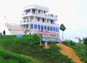 পাহাড়, সমুদ্র আর সবুজ প্রকৃতি দিয়ে সাজানো দেশের প্রধান বিনোদনকেন্দ্র কক্সবাজার। ঈদুল আজহার ছুটিতে যারা প্রকৃতির সান্নিধ্যে কিছুটা প্রশান্তি খুঁজছেন, তাদের জন্য কক্সবাজার হতে পারে মনের মতো আদর্শ গন্তব্য।
একটু অবসরে দূরে কোথাও ঘুরে বেড়ানোর কথা মনে হলেই চোখের সামনে ভেসে ওঠে নীল জলরাশি আর বালুকাময় সমুদ্রসৈকত।
কক্সবাজার সমুদ্রসৈকত ভালো লাগে না এমন মানুষ খুব কমই আছে। তাই কর্মব্যস্ত জীবনের ক্লান্তি দূর করতে মানুষ বরাবরই ছুটে আসেন পর্যটন নগরী কক্সবাজারে। তবে বেশির ভাগ পর্যটক শুধু সমুদ্রসৈকত ঘুরেই ফিরে যান। অথচ সৈকতের বাইরেও কক্সবাজারে রয়েছে অসংখ্য দর্শনীয় স্থান, যেগুলোর অনেকগুলোই এখনো অনেকের অজানা।
শাহপরীর দ্বীপ:
টেকনাফের সাবরাং ইউনিয়নে অবস্থিত শাহপরীর দ্বীপ। টেকনাফ শহর থেকে এর দূরত্ব প্রায় ১৫ কিলোমিটার। এখান থেকে সমুদ্রকে তিন ভাগে উপভোগ করা যায়। রয়েছে দীর্ঘ জেটি, যেখানে দাঁড়িয়ে খুব সহজেই উপভোগ করা যায় সমুদ্র আর চারপাশের অপরূপ দৃশ্য। এই দ্বীপ থেকে দেখা যায় মিয়ানমারের মংডু অঞ্চল, সেখানকার পাহাড় এবং সেন্টমার্টিন দ্বীপও। এখানে নতুন সংযোজন হয়েছে ৫ দশমিক ১৫ কিলোমিটার দৈর্ঘ্যের সড়ক। সেটি দেখতে পর্যটকদের ভিড় লেগেই থাকে।
যেভাবে যাওয়া যায়-
ঢাকা থেকে সরাসরি বাসযোগে টেকনাফ যাওয়া যায়। আবার ঢাকা থেকে কক্সবাজার এসে সেখান থেকে বাস, কার, চাঁদের গাড়ি (ট্যুরিস্ট জিপ) অথবা সিএনজি চালিত অটোরিকশায় শাহপরীর দ্বীপে যাওয়া যায়।
এছাড়া সাবরাং এলাকায় নির্মাণাধীন ‘সাবরাং ট্যুরিজম পার্ক’ দেখতে পর্যটকরা ছুটে যান। এটি বাস্তবায়িত হলে প্রতিদিন দেশি-বিদেশি প্রায় ৩৯ হাজার পর্যটক সেখানে সৌন্দর্য উপভোগ করতে পারবেন। বর্তমানে চলমান কাজ দেখতে পর্যটকদের ভিড় থাকে সাবরাং জিরো পয়েন্টে।
জাহাজপুরা গর্জন ফরেস্ট:
কক্সবাজার শহর থেকে মেরিন ড্রাইভ সড়ক ধরে ৫৫ কিলোমিটার দক্ষিণ-পূর্বে মাথা উঁচু করে দাঁড়িয়ে আছে শতবর্ষী গর্জন বৃক্ষ। এই বাগানে রয়েছে ৫ হাজার ৭৭২টিরও বেশি গর্জন গাছ। একেকটি গাছের উচ্চতা ৭০ থেকে ৮০ ফুট এবং বেড় ১০ থেকে ১২ ফুট। শতবর্ষী এসব গাছ আর সবুজ অরণ্যে গড়ে ওঠা পরিবেশ দেখতে প্রতিদিনই ভিড় করছেন পর্যটকরা।
যেভাবে যাওয়া যায়-
কক্সবাজার থেকে রিজার্ভ গাড়িতে ৪ হাজার টাকার মধ্যে জাহাজপুরা যাওয়া যায়। লোকাল পরিবহনে যেতে চাইলে কক্সবাজার থেকে শামলাপুর পর্যন্ত জনপ্রতি ১৫০-২০০ টাকা এবং শামলাপুর থেকে ২০-৩০ টাকা ভাড়ায় জাহাজপুরা গর্জন ফরেস্ট ঘুরে আসা যায়।
স্বপ্নতরী পার্ক:
কক্সবাজারের রামুতে অবস্থিত প্রায় পাঁচ হাজার বর্গফুটের স্বপ্নতরী পার্ক নতুন বিনোদন স্পট হিসেবে নজর কেড়েছে। প্রায় ৩ একর জায়গাজুড়ে গড়ে ওঠা পার্কটিতে দিন দিন বাড়ছে ভ্রমণপিপাসু মানুষের ভিড়।
রামু উপজেলা সদর থেকে ১০ কিলোমিটার উত্তরে কক্সবাজার-চট্টগ্রাম মহাসড়কের পূর্ব পাশে রশিদনগর গুচ্ছগ্রামসংলগ্ন পাহাড়চূড়ায় অবস্থিত পার্কটি। স্বপ্নতরী জাহাজকে ঘিরে নান্দনিকভাবে সাজানো হয়েছে পুরো এলাকা। শিশু থেকে শুরু করে সব বয়সী মানুষের জন্য রয়েছে ব্যতিক্রমধর্মী বিনোদনের ব্যবস্থা।
যেভাবে যাওয়া যায়-
কক্সবাজার শহর অথবা রামু স্টেশন থেকে সিএনজি চালিত অটোরিকশায় সাড়ে ৩০০-৩৫০ টাকার মধ্যে পার্কটিতে যাওয়া যায়।
নিভৃতে নিসর্গ পার্ক:
কক্সবাজারের চকরিয়া উপজেলায় পর্যটকদের নতুন আকর্ষণের নাম ‘নিভৃতে নিসর্গ পার্ক’। এটি চকরিয়ার সুরাজপুর-মানিকপুর ইউনিয়নে অবস্থিত। মাতামুহুরী নদী ও পাহাড়ঘেরা প্রাকৃতিক পরিবেশে প্রায় ১০০ একর জায়গাজুড়ে গড়ে উঠেছে এই পার্ক।
দেশের বিভিন্ন প্রান্ত থেকে প্রতিদিন পর্যটকরা ছুটে আসছেন এখানে। পাহাড়ের মাঝখানে মাটি কেটে তৈরি করা হয়েছে কয়েকটি লেক। সেখানে রয়েছে ছোট ছোট নৌকা ও কায়াকিংয়ের ব্যবস্থা। নীল জলের লেকে নৌকায় ভেসে দেখতে পাওয়া যায় সাদা পাথরের পাহাড়। শ্বেতপাথরে যাওয়ার জন্যও রাখা হয়েছে সারি সারি নৌকা।
যেভাবে যাওয়া যায়-
ঢাকা থেকে আসা পর্যটকরা কক্সবাজার শহরে না গিয়ে চকরিয়া বাসস্ট্যান্ডে নামতে পারেন। সেখান থেকে সিএনজি বা জীপ রিজার্ভ করে সরাসরি পার্কে যাওয়া যায়। এছাড়া লোকাল পথে মানিকপুর হয়ে ৫০ টাকা ভাড়ায়ও যাওয়া সম্ভব। চকরিয়ায় রাত্রিযাপনের জন্য রয়েছে আবাসিক হোটেলের ব্যবস্থা।
ডুলাহাজারা সাফারি পার্ক:
কক্সবাজারের চকরিয়া উপজেলায় প্রতিষ্ঠিত ডুলাহাজারা সাফারি পার্ক, ১৯৯৯ সালে প্রতিষ্ঠিত এই পার্কটি বাংলাদেশের প্রথম সাফারি পার্ক। এখানে পশুপাখি মুক্ত পরিবেশে বিচরণ করে। তাই প্রতিবছর হাজার হাজার পর্যটক ভিড় করেন এই পার্কে।
যেভাবে যাওয়া যায়-
কক্সবাজার থেকে সরাসরি সাফারি পার্কে যাওয়া যায়। জনপ্রতি ভাড়া প্রায় ৫০ টাকা। রিজার্ভ গাড়িতে গেলে খরচ হতে পারে ২০০০ থেকে ২৫০০ টাকা।
রামু বৌদ্ধ বিহার:
রামু বৌদ্ধ বিহার কক্সবাজার জেলার অন্যতম ঐতিহ্যবাহী ধর্মীয় স্থাপনা। পুরাকীর্তিসমৃদ্ধ রামুতে রয়েছে ৩৫টিরও বেশি বৌদ্ধ মন্দির ও জাদি। রামুর উত্তর মিঠাছড়ির পাহাড়চূড়ায় রয়েছে গৌতম বুদ্ধের ১০০ ফুট দীর্ঘ সিংহশয্যা মূর্তি। অদূরেই নতুনভাবে নির্মিত হয়েছে কেন্দ্রীয় সীমাবিহার। এছাড়া নজরকাড়া লালচিং ও সাদাচিং বৌদ্ধ বিহারও রয়েছে এখানে।
উল্লেখযোগ্য দর্শনীয় স্থানের মধ্যে রয়েছে উত্তর মিঠাছড়ি ১০০ ফুট বৌদ্ধ মূর্তি, রামু সীমা বিহার, লামারপাড়া বৌদ্ধ বিহার, রাংকূট বৌদ্ধ বিহার, শ্রী শ্রী রামকুট তীর্থধাম ও শ্রীকুল পুরাতন বৌদ্ধ বিহার। পাশাপাশি রামুর রাবার বাগানও পর্যটকদের বাড়তি আনন্দ দেয়।
যেভাবে যাওয়া যায়-
কক্সবাজার শহর থেকে সিএনজি চালিত অটোরিকশায় জনপ্রতি ৪০ টাকা ভাড়ায় রামু যাওয়া যায়। রিজার্ভ নিলে খরচ হবে ৪০০ থেকে ৫০০ টাকা। ৪-৫ ঘণ্টা সময় নিয়ে ঘুরলে বেশ কয়েকটি বৌদ্ধ বিহার দেখা সম্ভব।
আদিনাথ মন্দির:
মহেশখালীর গোরকঘাটার মৈনাক পাহাড়ের চূড়ায় অবস্থিত আদিনাথ মন্দির। সনাতন ধর্মাবলম্বীদের কাছে এটি অত্যন্ত গুরুত্বপূর্ণ একটি তীর্থস্থান। মহাদেবের নামানুসারে মন্দিরটির নামকরণ করা হয়েছে। মন্দির কমপ্লেক্সের ভেতরে রয়েছে রাখাইন বৌদ্ধ বিহার ও মসজিদও। এ কারণে অনেকে এটিকে অসাম্প্রদায়িক চেতনার প্রতীক হিসেবে আখ্যায়িত করেন। প্রতি বছর ফাল্গুন মাসে শিব চতুর্দশী উপলক্ষে এখানে ১০-১৫ দিনব্যাপী মেলা বসে।
যেভাবে যাওয়া যায়-
কক্সবাজার শহর থেকে অটোরিকশা বা সিএনজিতে কস্তুরাঘাট বা ৬ নম্বর জেটি ঘাটে যেতে হবে। সেখান থেকে জনপ্রতি ১০০ টাকা ভাড়ায় স্পিডবোটে মহেশখালী যাওয়া যায়। রিজার্ভ নিলে খরচ প্রায় ১০০০ টাকা।
সোনাদিয়া দ্বীপ:
কক্সবাজারের অন্যতম আকর্ষণীয় স্থান সোনাদিয়া দ্বীপ। ম্যানগ্রোভ বন ও উপকূলীয় সৌন্দর্যের অপূর্ব সমন্বয়ে গড়ে ওঠা এই দ্বীপটি মহেশখালী উপজেলার অন্তর্গত। তিনদিকে নীল সাগর, লাল কাঁকড়া, কেয়াবন আর অতিথি পাখির সমাহারে সোনাদিয়া দ্বীপ যেন প্রকৃতির এক অনন্য সৃষ্টি। সূর্যাস্ত উপভোগ ও চাঁদনি রাতে ক্যাম্পিংয়ের জন্য এটি অত্যন্ত জনপ্রিয়। শীত মৌসুমে হাজার হাজার জেলে এখানে মাছ শুকিয়ে শুটকি তৈরি করেন। ফলে এটি দেশের অন্যতম শুটকি উৎপাদন কেন্দ্র হিসেবেও পরিচিত।
যেভাবে যাওয়া যায়-
কক্সবাজার কস্তুরাঘাট থেকে স্পিডবোট বা ইঞ্জিনচালিত নৌকায় সোনাদিয়া যাওয়া যায়। স্পিডবোট রিজার্ভে ভাড়া পড়ে ২৫০০ থেকে ৩০০০ টাকা। মহেশখালী হয়ে যেতে চাইলে প্রথমে জনপ্রতি ৭৫ টাকা ভাড়ায় মহেশখালী যেতে হবে। এরপর গোরকঘাটা হয়ে ঘটিভাঙ্গা পৌঁছে ইঞ্জিনচালিত নৌকায় সোনাদিয়া চ্যানেল পার হতে হয়।
মেরিন ড্রাইভ:
কক্সবাজার-টেকনাফ মেরিন ড্রাইভ দেশের অন্যতম দৃষ্টিনন্দন সড়ক। ৮০ কিলোমিটার দীর্ঘ এই সড়ক বঙ্গোপসাগরের পাশ দিয়ে কলাতলী সৈকত থেকে টেকনাফ পর্যন্ত বিস্তৃত। ২০১৭ সালের ৬ মে প্রধানমন্ত্রী শেখ হাসিনা এটি উদ্বোধন করেন। সড়কের এক পাশে বিশাল সমুদ্র, অন্য পাশে সবুজ পাহাড়। এই অনন্য সৌন্দর্যের কারণে পর্যটকদের অন্যতম আকর্ষণ এখন মেরিন ড্রাইভ।
যেভাবে যাওয়া যায়-
যেকোনো যানবাহনে ৮-১০ ঘণ্টার মধ্যে পুরো মেরিন ড্রাইভ ঘুরে দেখা যায়। রিজার্ভ গাড়িতে ঘুরতে খরচ হতে পারে প্রায় ৬ হাজার টাকা। লোকাল পরিবহনে কক্সবাজার থেকে সাবরাং যেতে জনপ্রতি প্রায় ৩০০-৩৫০ টাকা লাগতে পারে।
টেকনাফ জেটি:
টেকনাফ শহরের পূর্ব পাশে নাফ নদীর তীরে অবস্থিত টেকনাফ জেটি। এখান থেকে খুব কাছ থেকে দেখা যায় মিয়ানমার। এমনকি সেখানকার পাহাড়-পর্বত ও মানুষের চলাচলও চোখে পড়ে। টেকনাফ ভ্রমণে গেলে পর্যটকরা সাধারণত এই জেটিতেও ঘুরে আসেন।
মাথিনের কূপ:
টেকনাফ থানা চত্বরে নাফ নদীর কোল ঘেঁষে অবস্থিত ঐতিহাসিক মাথিনের কূপ। আঠারো শতকের শেষ দিকে পানির সংকট মেটাতে এখানে তৈরি করা হয়েছিল সুপেয় পানির কূপ। এই কূপকে ঘিরেই গড়ে ওঠে পুলিশ কর্মকর্তা ধীরাজ ভট্টাচার্য ও রাখাইন তরুণী মাথিনের প্রেমকাহিনি। ধীরাজ কলকাতায় ফিরে যাওয়ার পর দীর্ঘ প্রতীক্ষা, অনাহার ও অনিদ্রায় মৃত্যুবরণ করেন মাথিন। সেই প্রেমের স্মৃতিচিহ্ন হিসেবেই সংরক্ষণ করা হয়েছে মাথিনের কূপ। বর্তমানে এখানে রয়েছে ধীরাজের ভাস্কর্য ও প্রেমকাহিনির দেয়ালিকা, যা দেখতে পর্যটকদের ভিড় জমে।
যেভাবে যাওয়া যায়-
কক্সবাজার থেকে টেকনাফ শহরের থানার সামনে গেলেই মাথিনের কূপ দেখা যাবে। বিভিন্ন যানবাহনে জনপ্রতি ভাড়া ২০০ থেকে ২৫০ টাকা। রিজার্ভ গাড়িতে গেলে খরচ হবে ২৫০০ থেকে ৩০০০ টাকা।
টেকনাফ ন্যাচার পার্ক:
টেকনাফ উপজেলার হ্নীলা ইউনিয়নের দমদমিয়া এলাকায় অবস্থিত ‘টেকনাফ ন্যাচার পার্ক’। টেকনাফ শহর থেকে ৯ কিলোমিটার উত্তরে অবস্থিত এই শতবর্ষী পার্কে রয়েছে সবুজ পাহাড়ি পরিবেশের অপার সৌন্দর্য।
প্রতি বছর হাজার হাজার পর্যটক এখানে ভিড় করেন।
যেভাবে যাওয়া যায়-
টেকনাফ শহর থেকে সিএনজি চালিত অটোরিকশায় ২৫০ টাকার মধ্যে ন্যাচার পার্কে যাওয়া যায়।
কক্সবাজারের সমুদ্রসৈকত দেশের প্রধান পর্যটনকেন্দ্র। তবে বালুকাময় সৈকতের পাশাপাশি বন-উপবন, খাল-নদী, ঝিরি-ঝর্ণা, বন্যপ্রাণী, পাখ-পাখালি ও সামুদ্রিক জীববৈচিত্র্যে ভরপুর এই জেলাকে ঘিরে তৈরি হয়েছে নতুন সম্ভাবনা। নৈসর্গিক সৌন্দর্যে ভরপুর এসব পর্যটনকেন্দ্র ঘিরে ঈদের ছুটিতে পর্যটকদের পদচারণায় মুখর হয়ে উঠতে পারে পুরো কক্সবাজার।