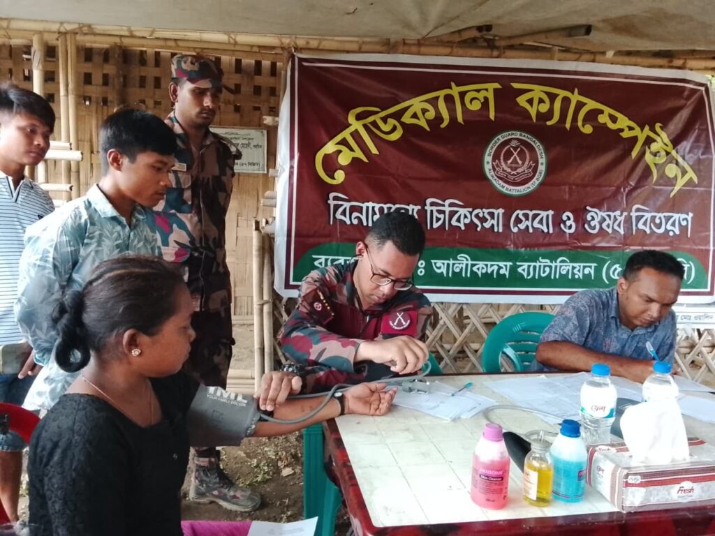 দুর্গম সীমান্তে পাহাড়ি জনগোষ্ঠী ২’শ মানুষকে বিনামূল্যে চিকিৎসাসেবা দিল বিজিবি
