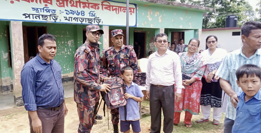 খাগড়াছড়ির পানছড়িতে ৬০ শিক্ষার্থীর মাঝে স্কুল ব্যাগ বিতরণ করল বিজিবি