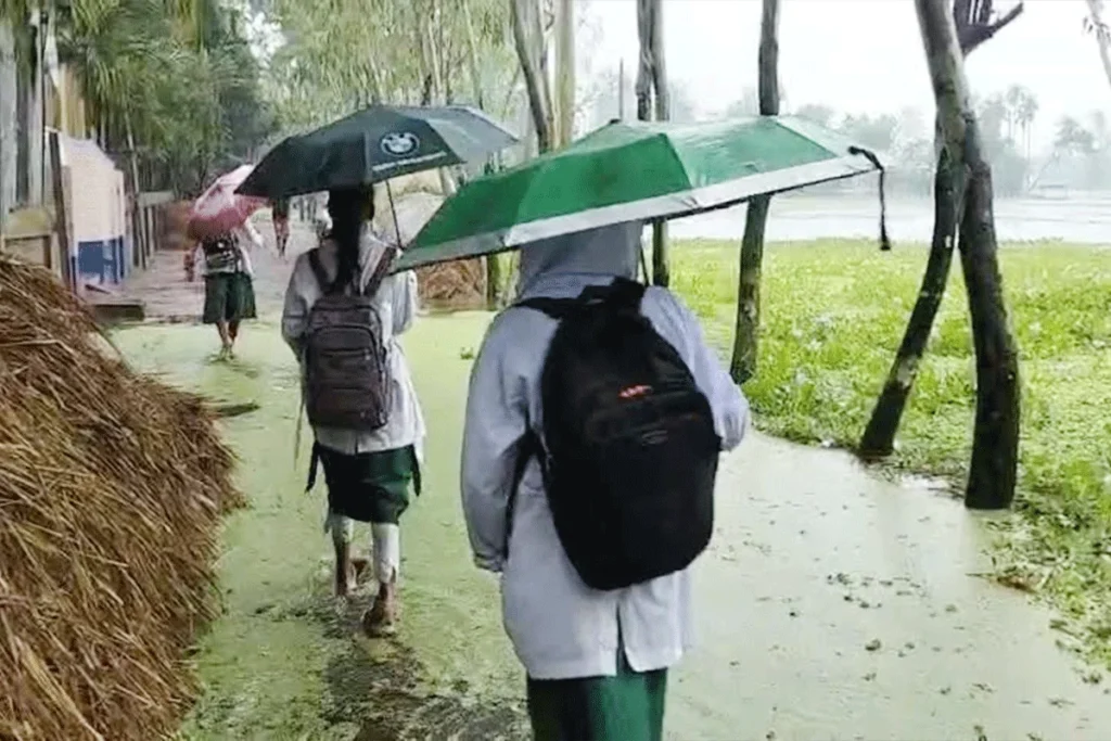 গজলডোবা ব্যারাজের গেট খুলে দেওয়ায় তিস্তার নিম্নাঞ্চল প্লাবিত, পানিবন্দি ১০ হাজার পরিবার