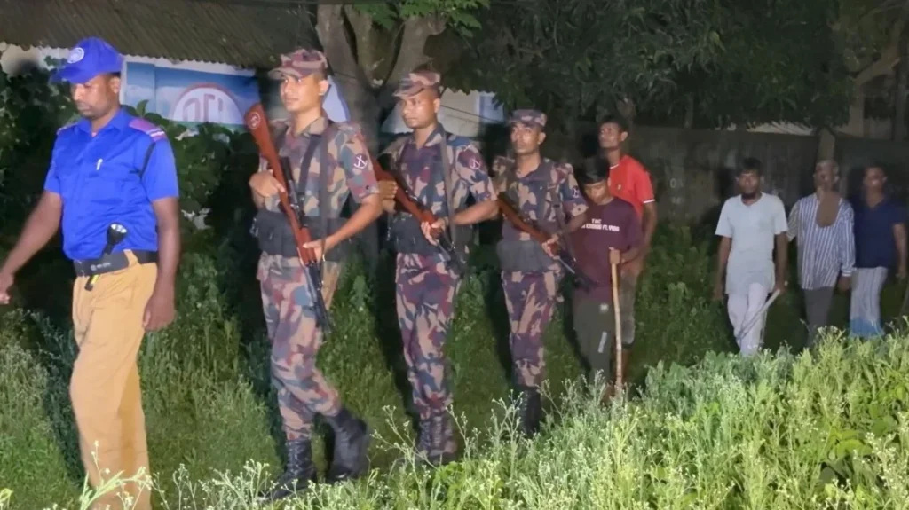 পুশইন ঠেকাতে হিলি সীমান্তে লাঠি হাতে বিজিবির সঙ্গে গ্রামবাসীরা