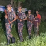 পুশইন ঠেকাতে হিলি সীমান্তে লাঠি হাতে বিজিবির সঙ্গে গ্রামবাসীরা