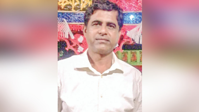 পশ্চিমবঙ্গের ভোটার হয়েও খুলনায় স্কুলের প্রধান শিক্ষক দীপক চন্দ্র সরকার