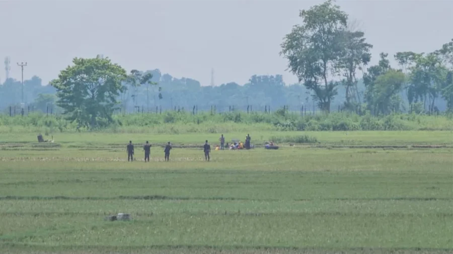 দ্বিতীয় দিনেও শূন্যরেখায় আটকে আছেন বিএসএফের ঠেলে পাঠানো ১০ ব্যক্তি