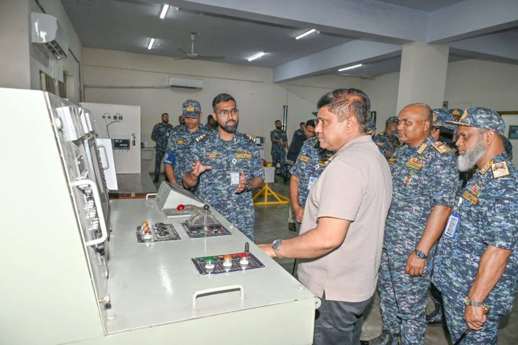 চট্টগ্রামে নৌবাহিনীর গবেষণা ও শিল্প স্থাপনা পরিদর্শন করলেন প্রধানমন্ত্রীর প্রতিরক্ষা উপদেষ্টা
