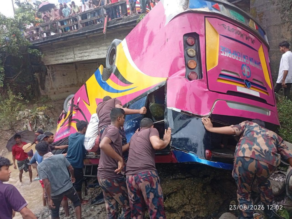 দুর্ঘটনাকবলিত বাস থেকে যাত্রী উদ্ধার, মানবিকতায় এগিয়ে এলো বিজিবির টেকনাফ ব্যাটালিয়ন