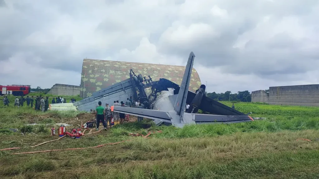ভারতের আসামে অবতরণের আগমুহূর্তে বিমান বিধ্বস্ত