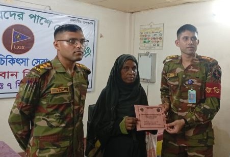 বান্দরবানে ৩৩ অসহায় পরিবারের পাশে সেনাবাহিনী: বিনামূল্যে চিকিৎসা ও আর্থিক সহায়তা প্রদান