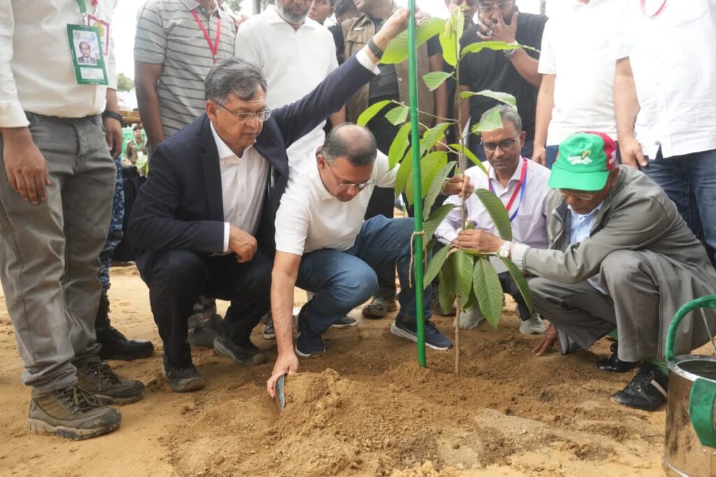 ডুলাহাজারা সাফারি পার্কে নাগলিঙ্গমের চারা রোপণ, স্মারক বইয়ে স্বাক্ষর প্রধানমন্ত্রীর