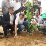 ডুলাহাজারা সাফারি পার্কে নাগলিঙ্গমের চারা রোপণ, স্মারক বইয়ে স্বাক্ষর প্রধানমন্ত্রীর