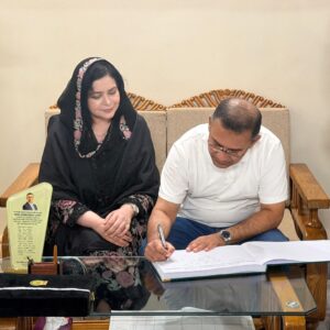 ডুলাহাজারা সাফারি পার্কে নাগলিঙ্গমের চারা রোপণ, স্মারক বইয়ে স্বাক্ষর প্রধানমন্ত্রীর