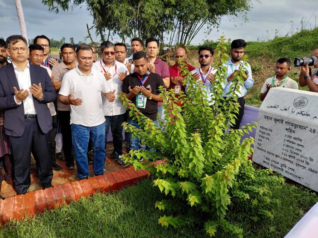শহীদ ওয়াসিম আকরামের কবর জিয়ারত করলেন প্রধানমন্ত্রী, পরিবার পেল ২০ লাখ টাকার সঞ্চয়পত্র