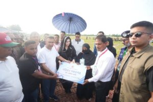 শহীদ ওয়াসিম আকরামের কবর জিয়ারত করলেন প্রধানমন্ত্রী, পরিবার পেল ২০ লাখ টাকার সঞ্চয়পত্র