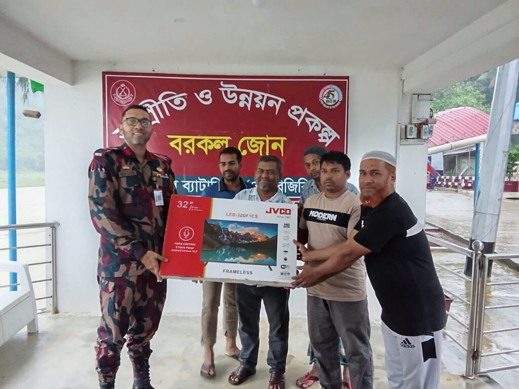 বিশ্বকাপ ফুটবল উপলক্ষে বরকল বাজার পাবলিক ক্লাবকে স্মার্ট টিভি উপহার দিল বিজিবি