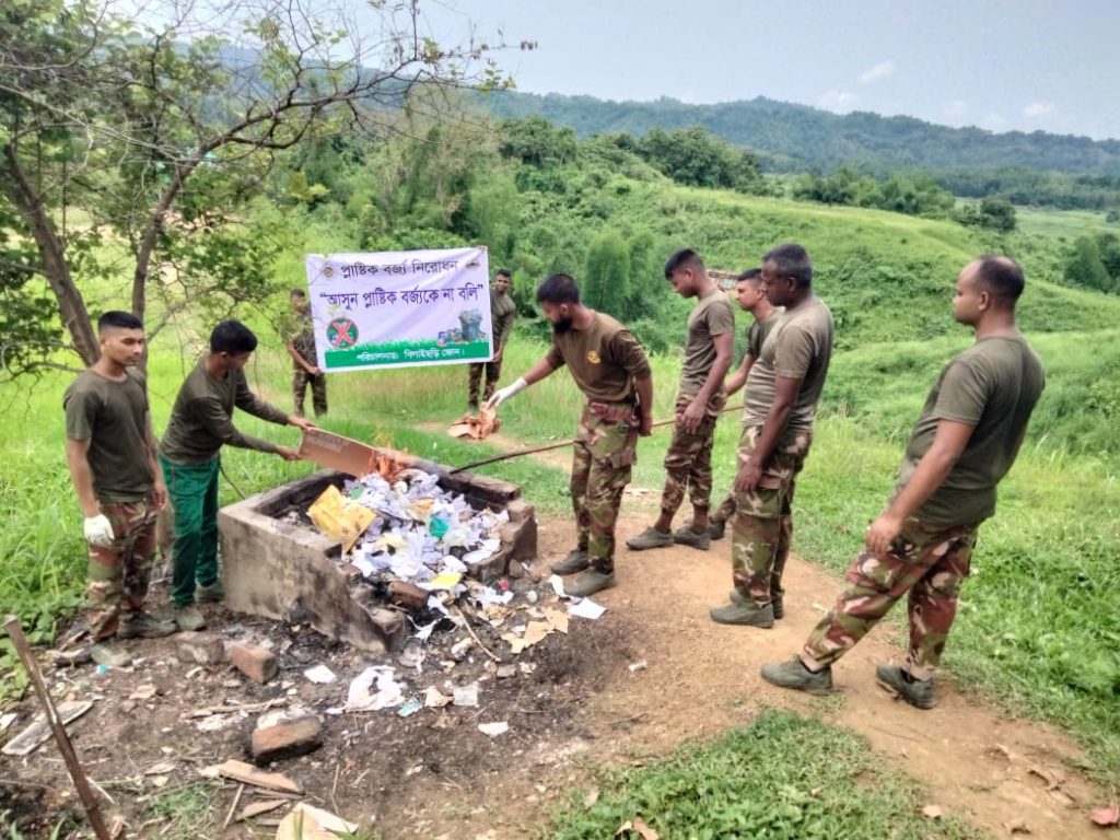 বিলাইছড়িতে সেনাবাহিনীর প্লাস্টিক বর্জ্য অপসারণ অভিযান, পরিচ্ছন্ন পরিবেশ গড়তে জনসচেতনতা বৃদ্ধি