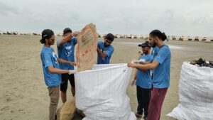 কক্সবাজার সমুদ্র সৈকত থেকে ৭ টন বর্জ্য অপসারণ