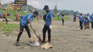 কক্সবাজার সমুদ্র সৈকত থেকে ৭ টন বর্জ্য অপসারণ