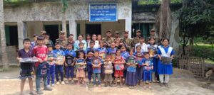 শুকনাছড়ির দুর্গম পাহাড়ে শিক্ষার্থীদের মাঝে শিক্ষা উপকরণ বিতরণ করল সেনাবাহিনী