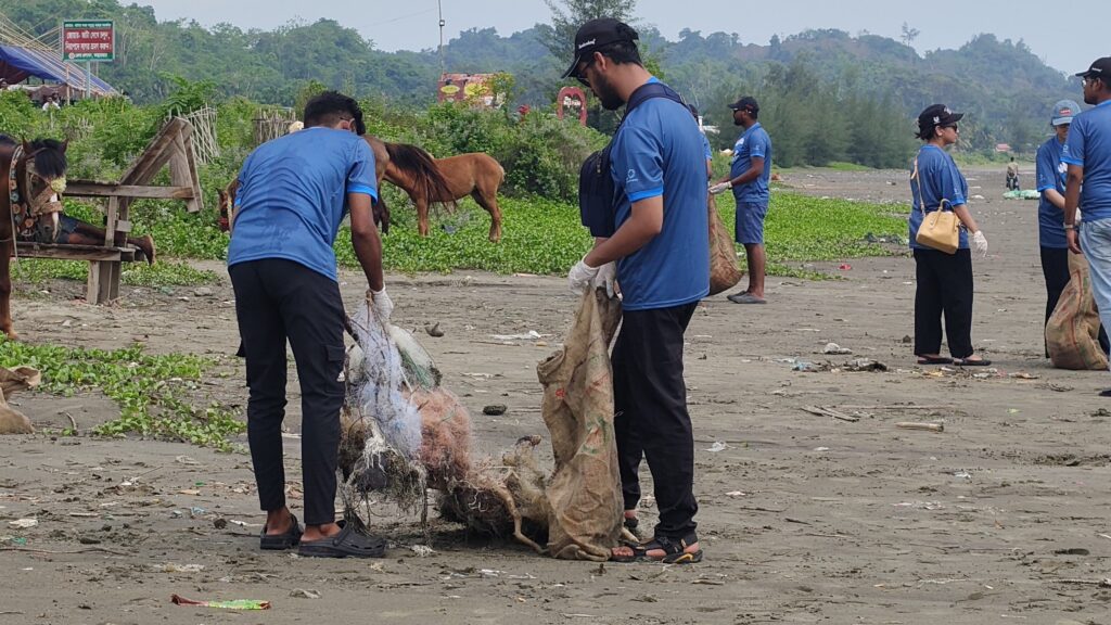 কক্সবাজার সমুদ্র সৈকত থেকে ৭ টন বর্জ্য অপসারণ