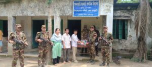 শুকনাছড়ির দুর্গম পাহাড়ে শিক্ষার্থীদের মাঝে শিক্ষা উপকরণ বিতরণ করল সেনাবাহিনী