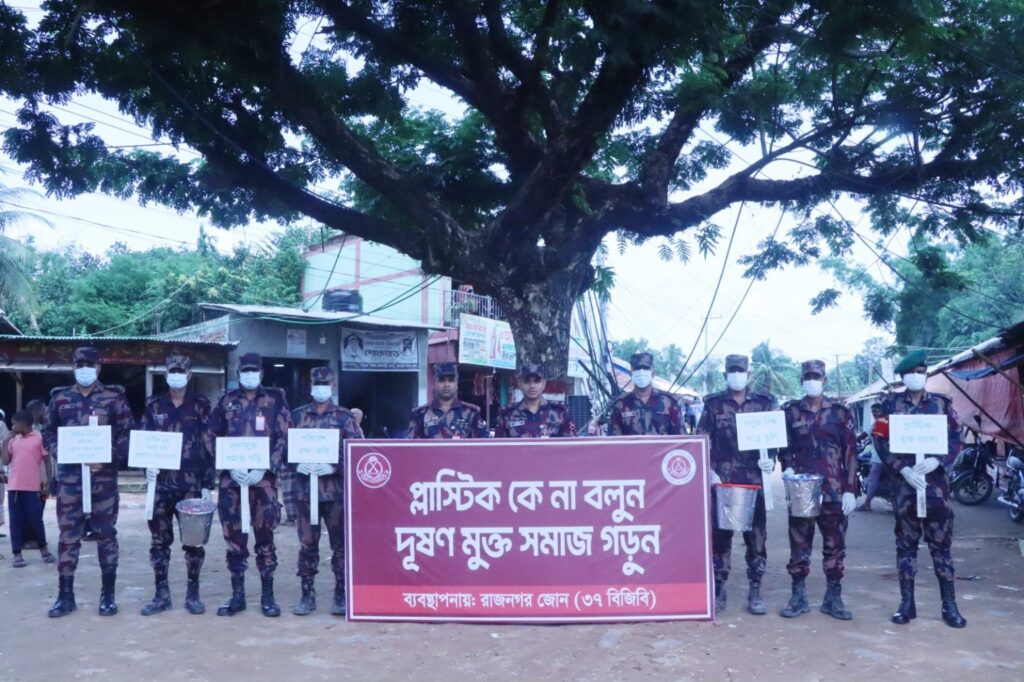লংগদুতে প্লাস্টিক বর্জ্য অপসারণে বিজিবির ব্যতিক্রমী উদ্যোগ, পরিচ্ছন্নতা অভিযান