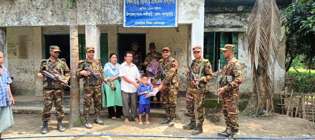 শুকনাছড়ির দুর্গম পাহাড়ে শিক্ষার্থীদের মাঝে শিক্ষা উপকরণ বিতরণ করল সেনাবাহিনী