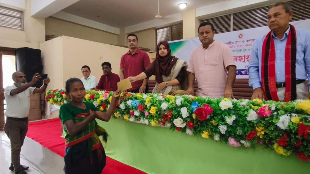 মাটিরাঙ্গায় প্রধানমন্ত্রীর ত্রাণ ও কল্যাণ তহবিলের সহায়তা পেল ১০৪ পরিবার