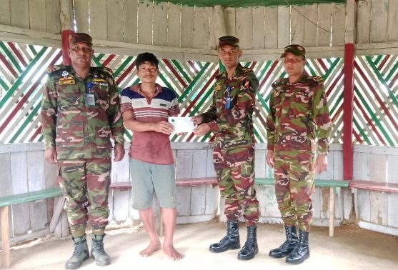অসহায় ভাগ্য চাকমার চিকিৎসায় সহায়তার হাত বাড়ালো সেনাবাহিনীর লংগদু জোন