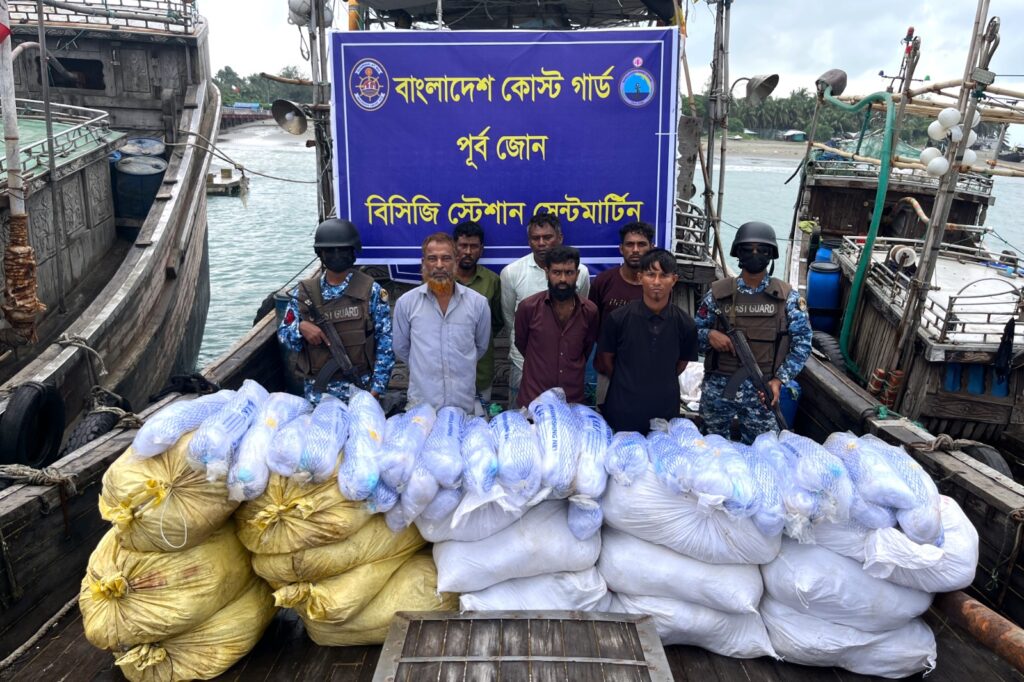 সেন্টমার্টিনে ৩২ কোটি টাকার অবৈধ কারেন্ট জাল জব্দ, আটক ৬