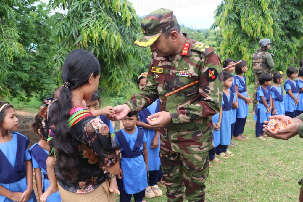 দুর্গম রনিন পাড়ায় বান্দরবান রিজিয়ন কমান্ডার, উন্নয়ন-সমস্যা নিয়ে সরাসরি কথা বললেন স্থানীয়দের সঙ্গে