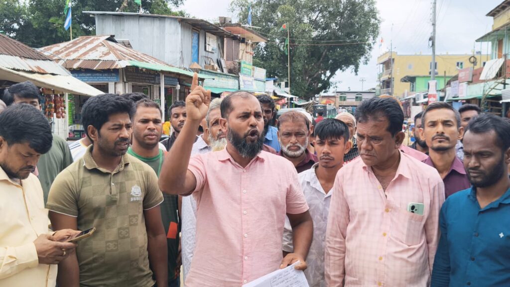 জীবিত ব্যক্তিকে ‘মৃত’ সাজিয়ে বয়স্ক ভাতা আত্মসাতের অভিযোগ, ইউপি সচিবের বিরুদ্ধে বিক্ষোভ