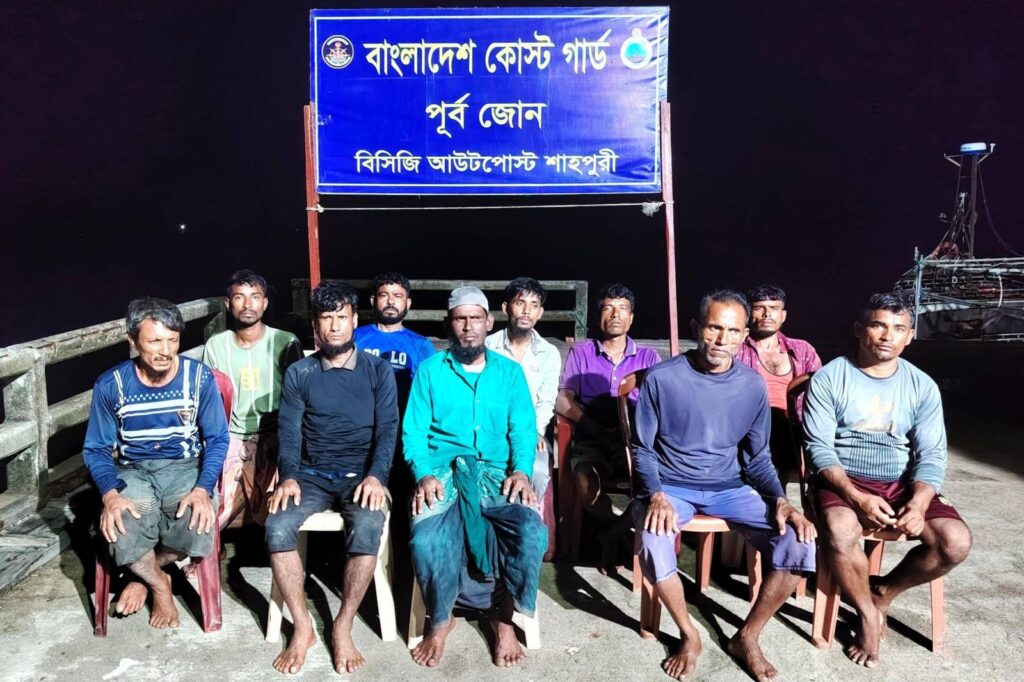 সেন্টমার্টিন সমুদ্র থেকে ১০ জেলেকে উদ্ধার করল কোস্ট গার্ড