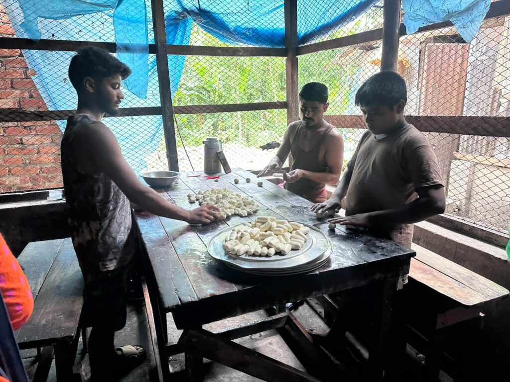 মাটিরাঙ্গায় লাইসেন্স ও বিএসটিআই অনুমোদন ছাড়াই মিষ্টি উৎপাদন: নিউ মাতৃভান্ডারকে জরিমানা