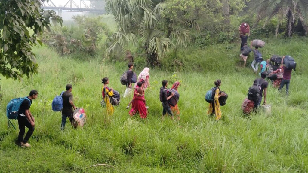 বাঙ্গাবাড়ী শূন্যরেখায় আটকে থাকা ২৮ জনকে সরিয়ে নিয়েছে বিএসএফ