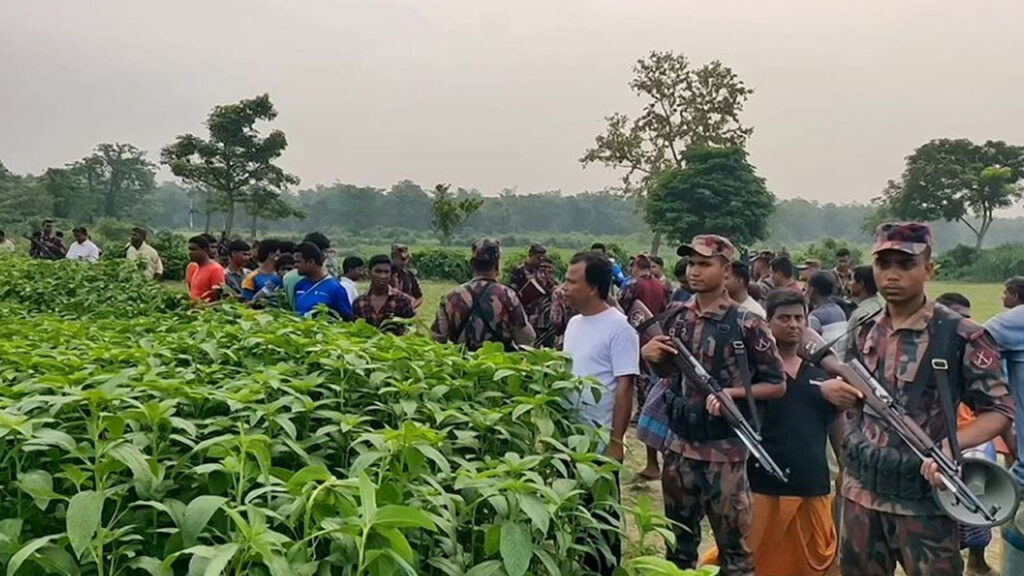 বাস-ট্রাকে মানুষ এনে পুশইনের চেষ্টা, বিজিবি ও স্থানীয়দের প্রতিরোধ