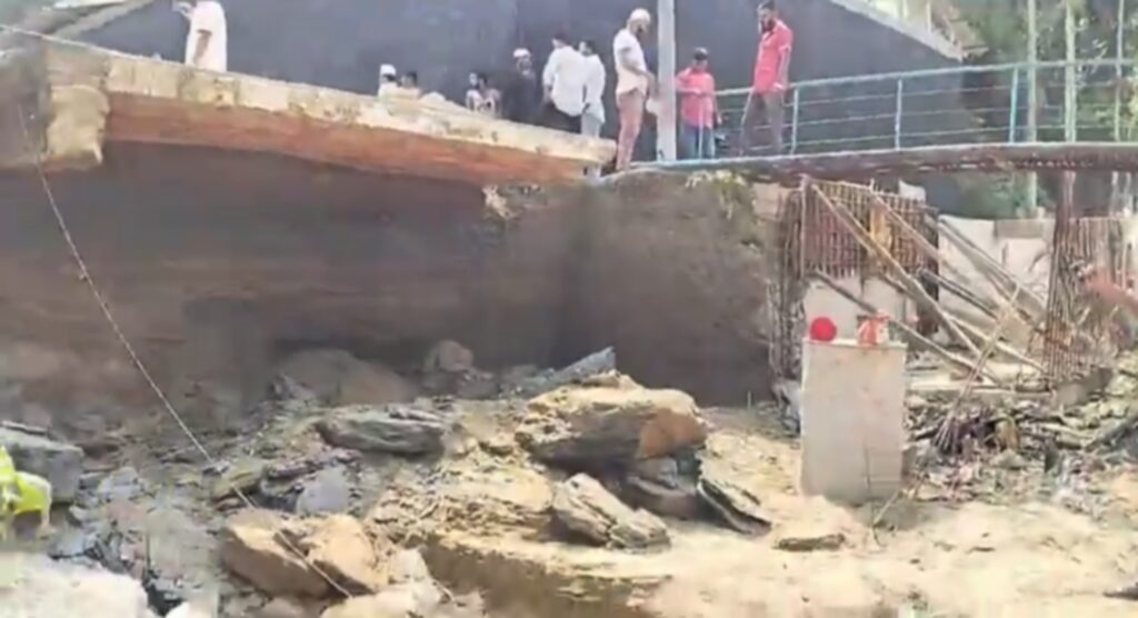 কক্সবাজারে কালভার্ট নির্মাণকাজে মাটিচাপায় ২ শ্রমিক নিহত