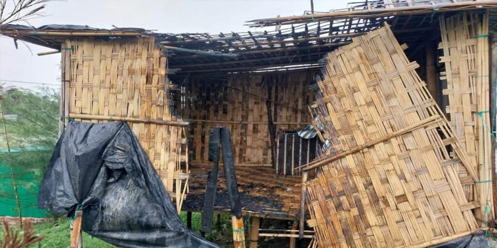 টেকনাফে বজ্রপাতে ভাঙলো সাগরপারের দোকান