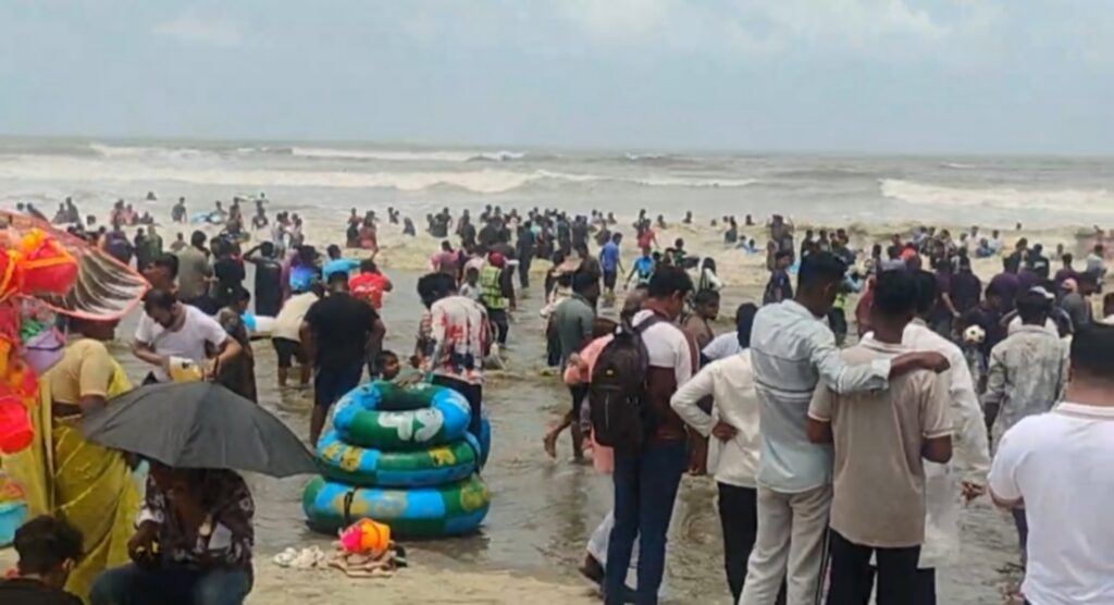 কক্সবাজারে ছুটির দিনে আনন্দে ভাসছেন ভ্রমণপিপাসুরা