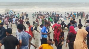 কক্সবাজারে ছুটির দিনে আনন্দে ভাসছেন ভ্রমণপিপাসুরা