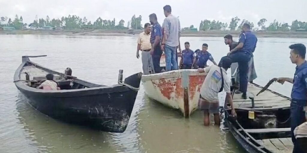 কক্সবাজারের পেকুয়ায় অস্ত্র-কার্তুজসহ দুই জলদস্যু আটক