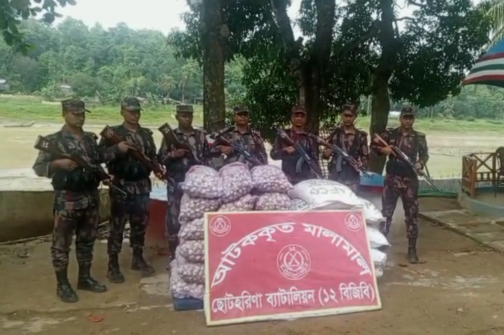 সীমান্ত দিয়ে ভারতে পাচারের সময় চায়না রসুন ও ইউরিয়া সার জব্দ করল বিজিবি