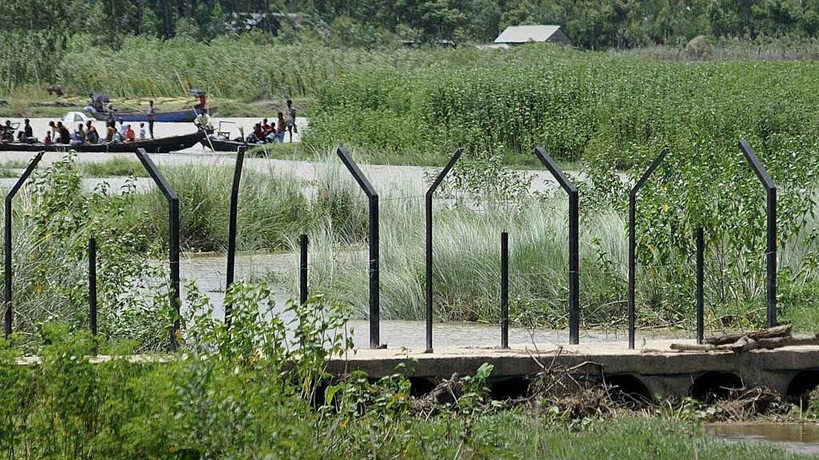 বাংলাদেশ সীমান্তে কাঁটাতারের বেড়া দেওয়া নিয়ে মেঘালয়ের গ্রামে বিক্ষোভ
