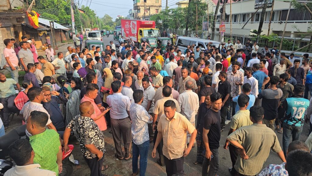 দীপেন দেওয়ানের পদত্যাগের প্রতিবাদে রাঙামাটি-চট্টগ্রাম মহাসড়ক অবরোধ, বিক্ষোভে বিএনপি নেতাকর্মীরা